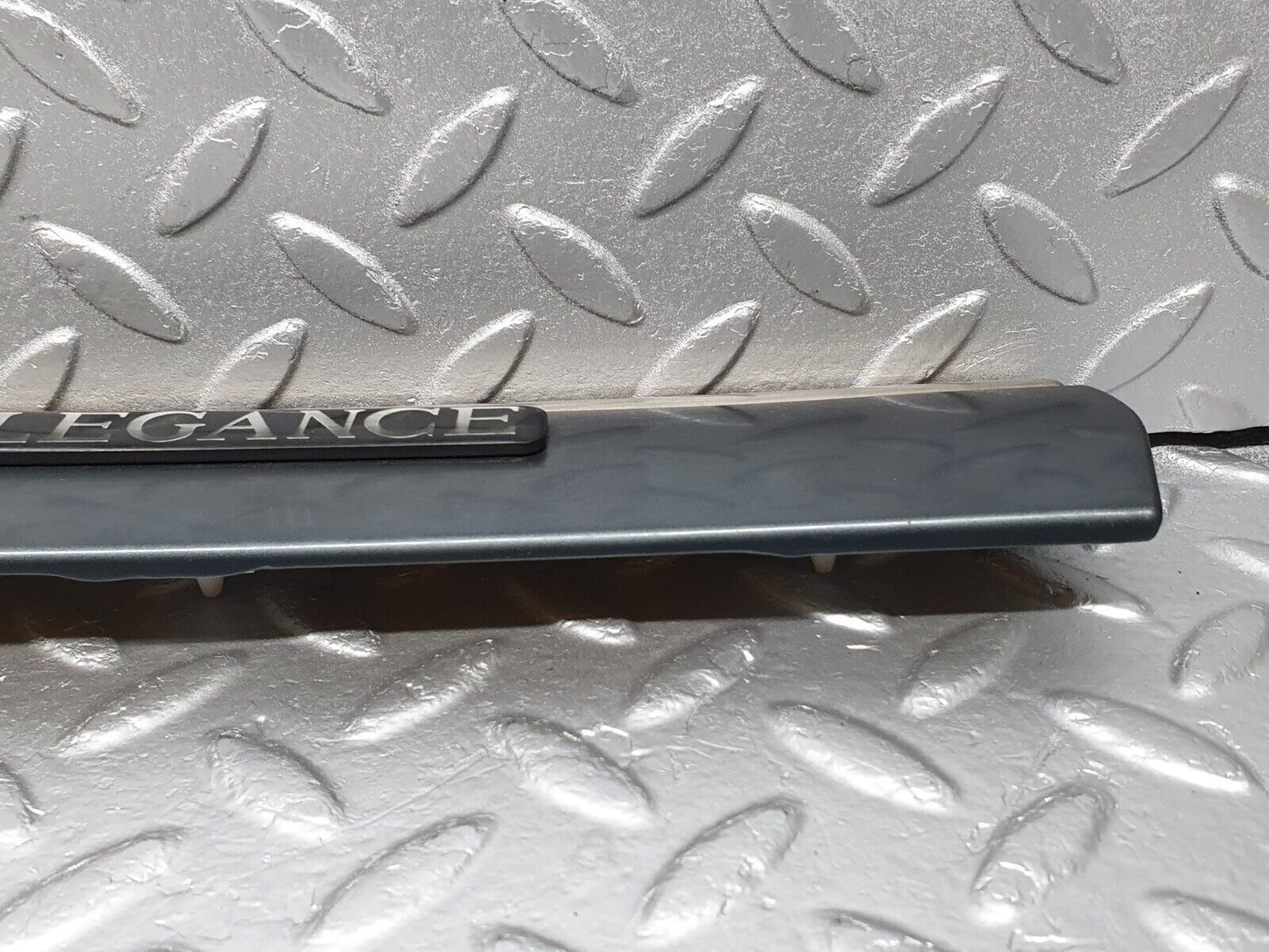 41803 Mercedes-Benz W202 C200 Front Left Fender Wing Centre Moulding 2026909162