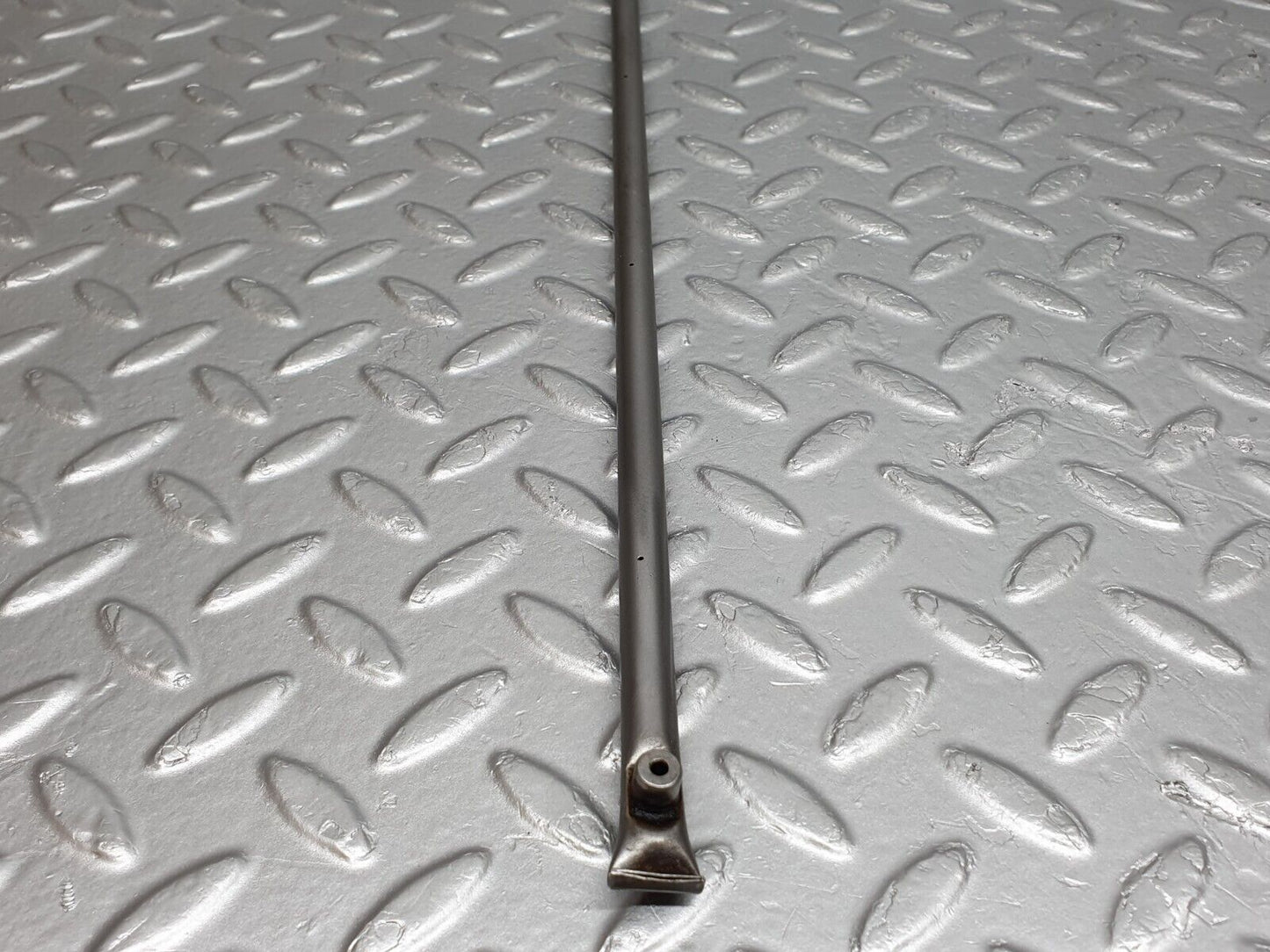 43072 Mercedes-Benz W123 Camshaft Oil Tube