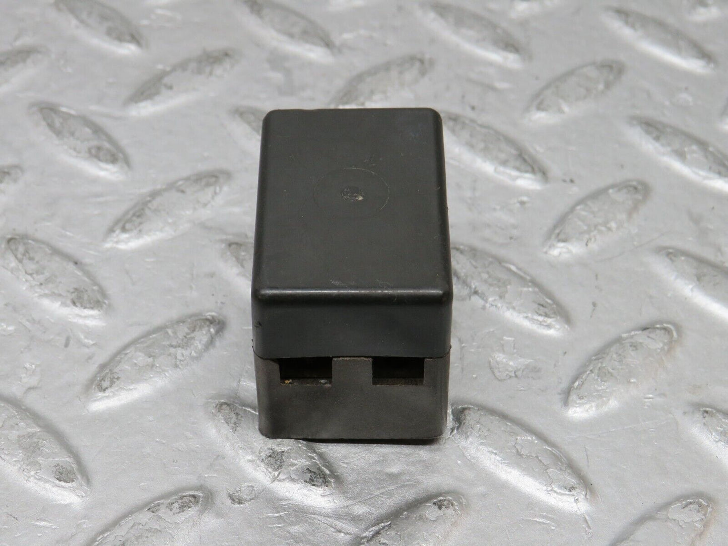 37324 Mercedes-Benz W109 300SEL Fuse Box Connector
