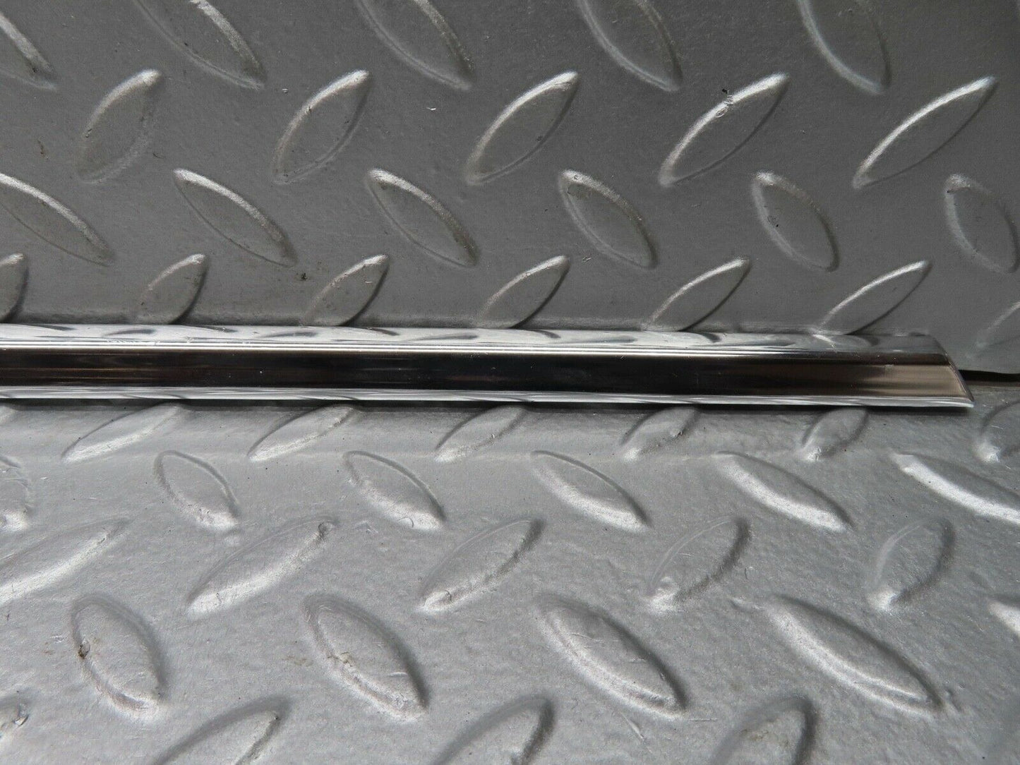 18139 Mercedes-Benz W123 200 Front Right Door Chrome Moulding Trim