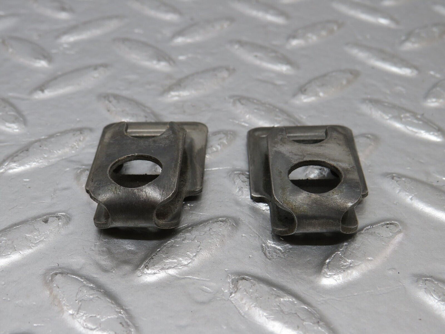 34132 Mercedes-Benz W124 260E Fuel Injector Bracket 2x
