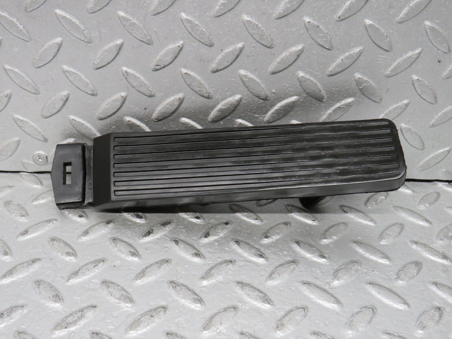 37940 Mercedes-Benz A124 320E Cabriolet Accelerator Pedal With Rubber 1263000504 1233010082