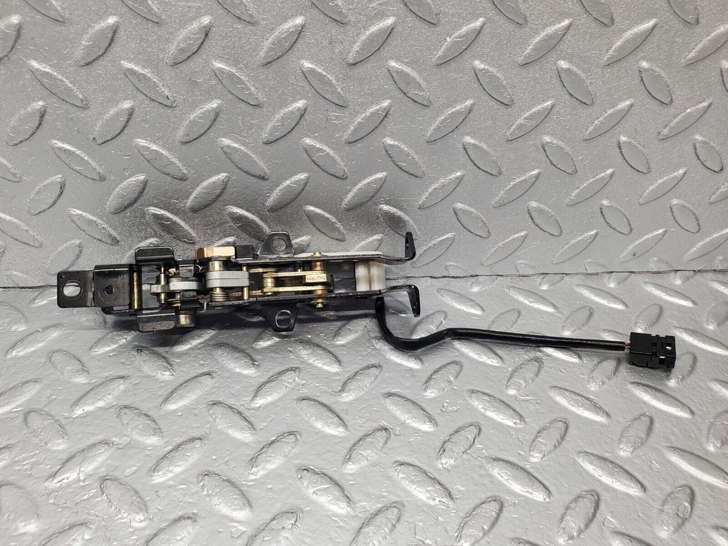 46944 Mercedes-Benz R129 320SL Coupe Soft Top Lock Latch Left 1298000774 1298210951