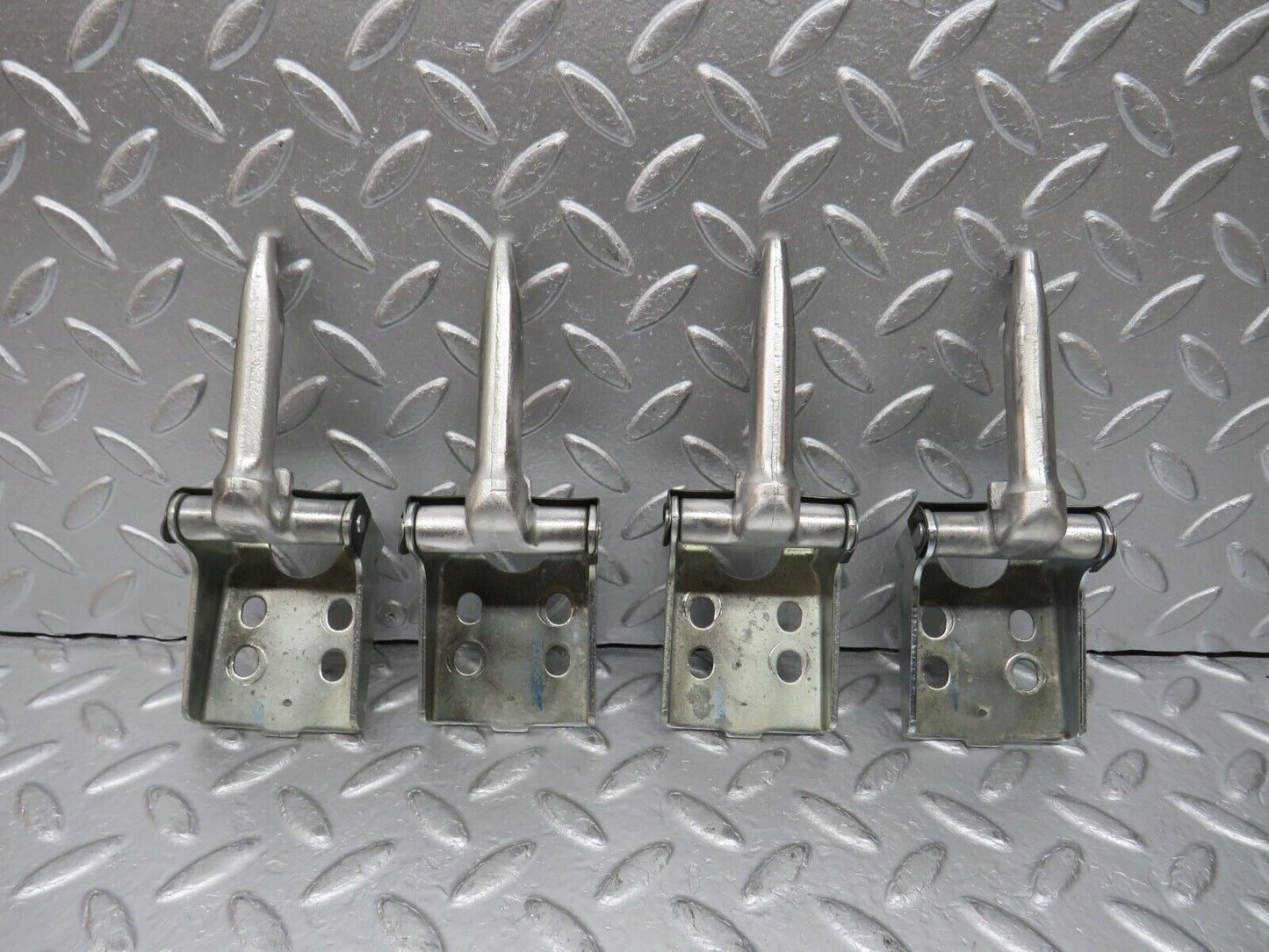 31363 Mercedes-Benz S124 220TE Wagon Rear Seat Hinge Set