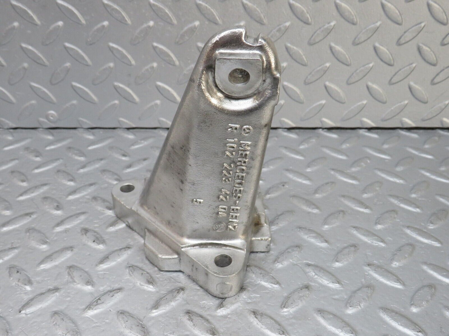 36674 Mercedes-Benz W201 190E 2.0L Engine Mount Bracket Right Side 1022234204