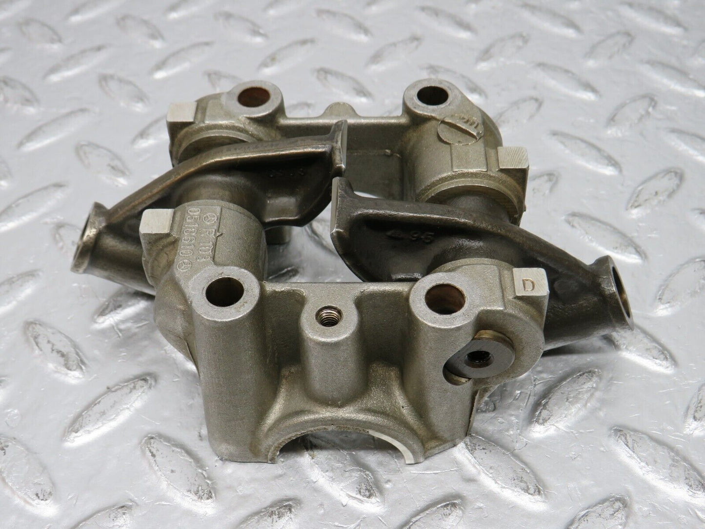 32622 Mercedes-Benz S124 300TE Rocker Arms Camshaft Bearing Block 1030510610