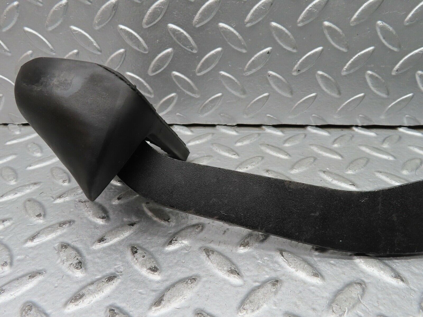 21671 Mercedes-Benz W126 300SE Brake Pedal With Rubber 1232910082