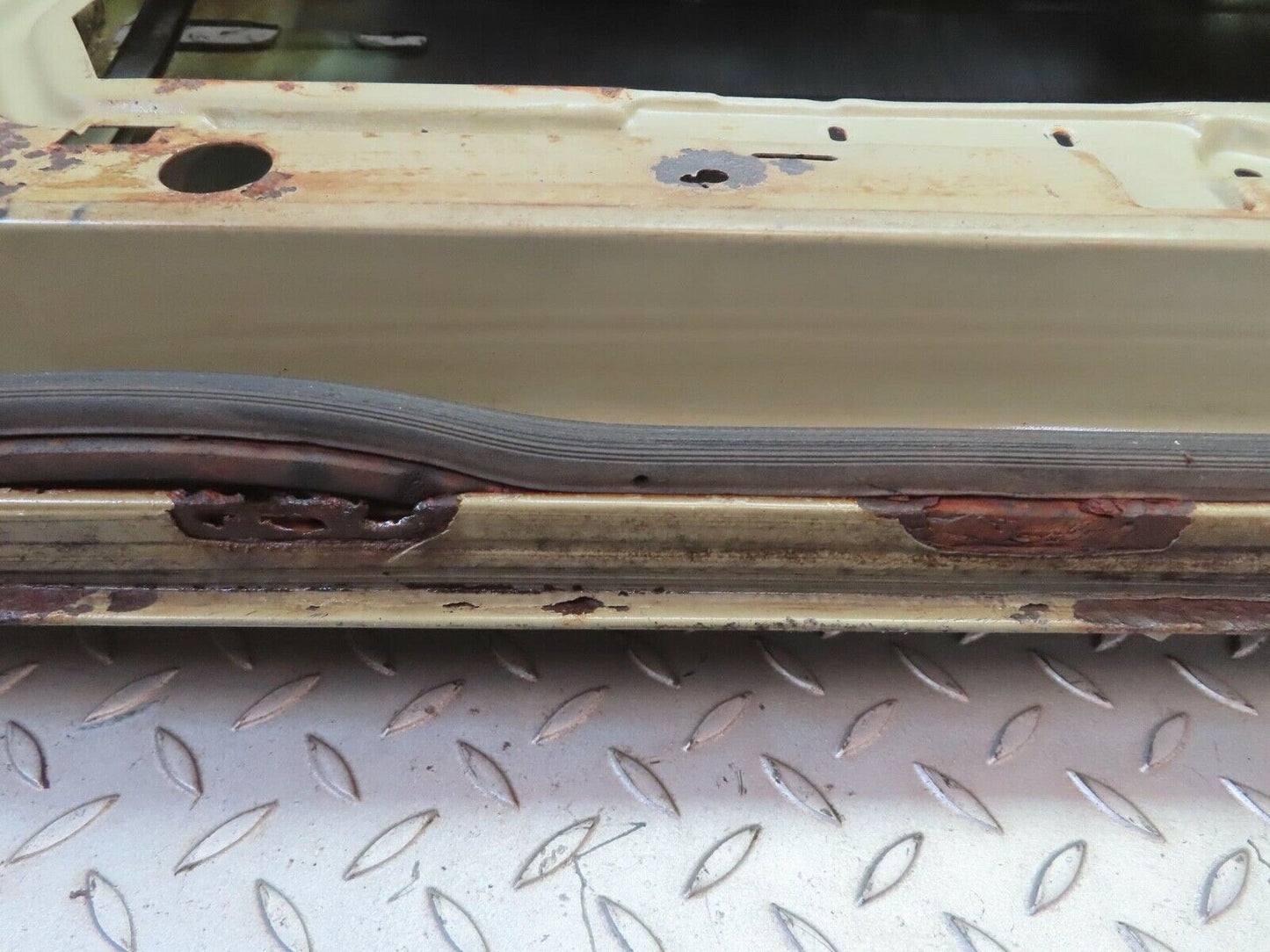 13640 Mercedes-Benz W123 200 Front Left Door