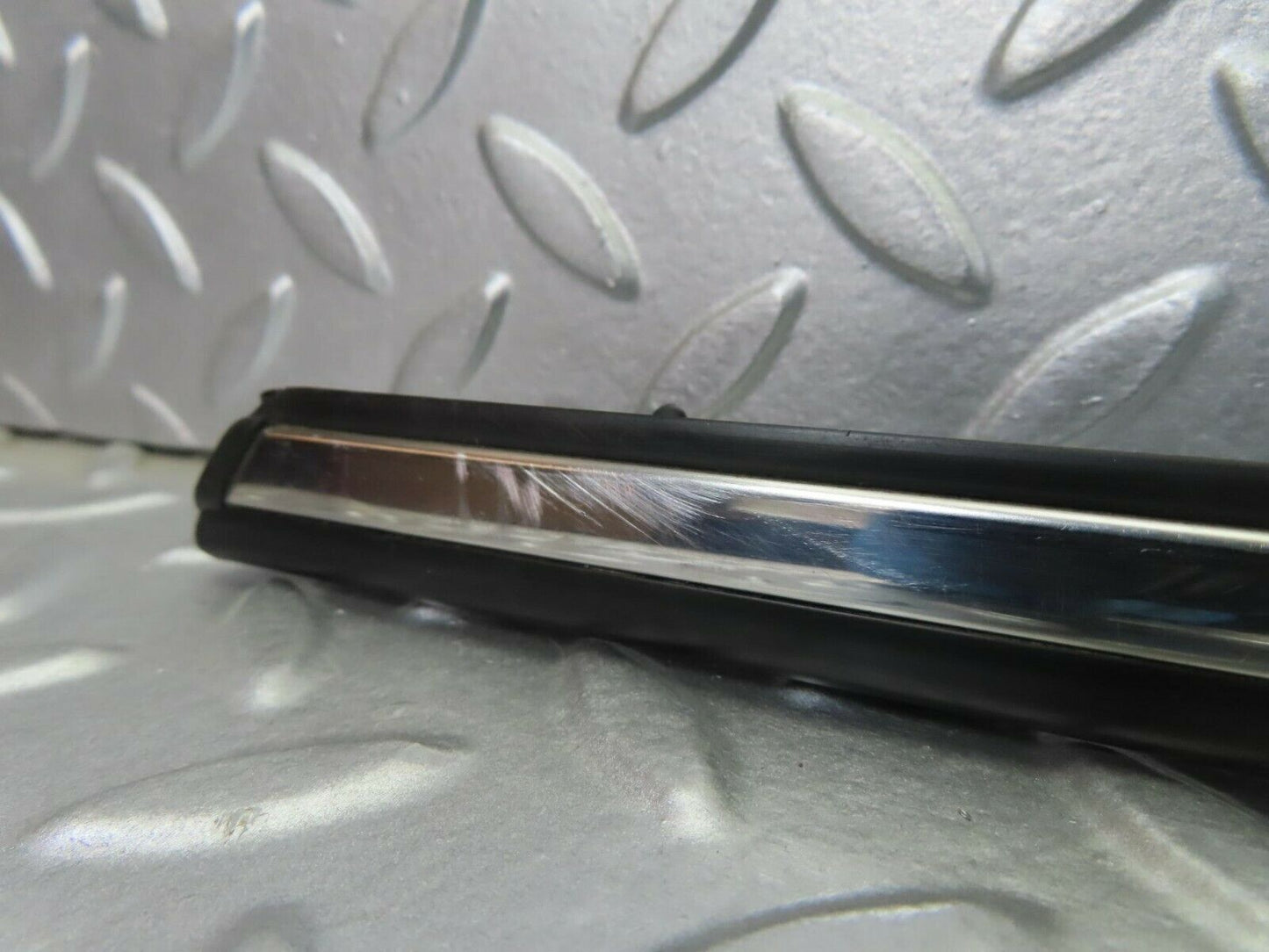 10271 Mercedes-Benz W123 Front Right Fender Centre Moulding Trim