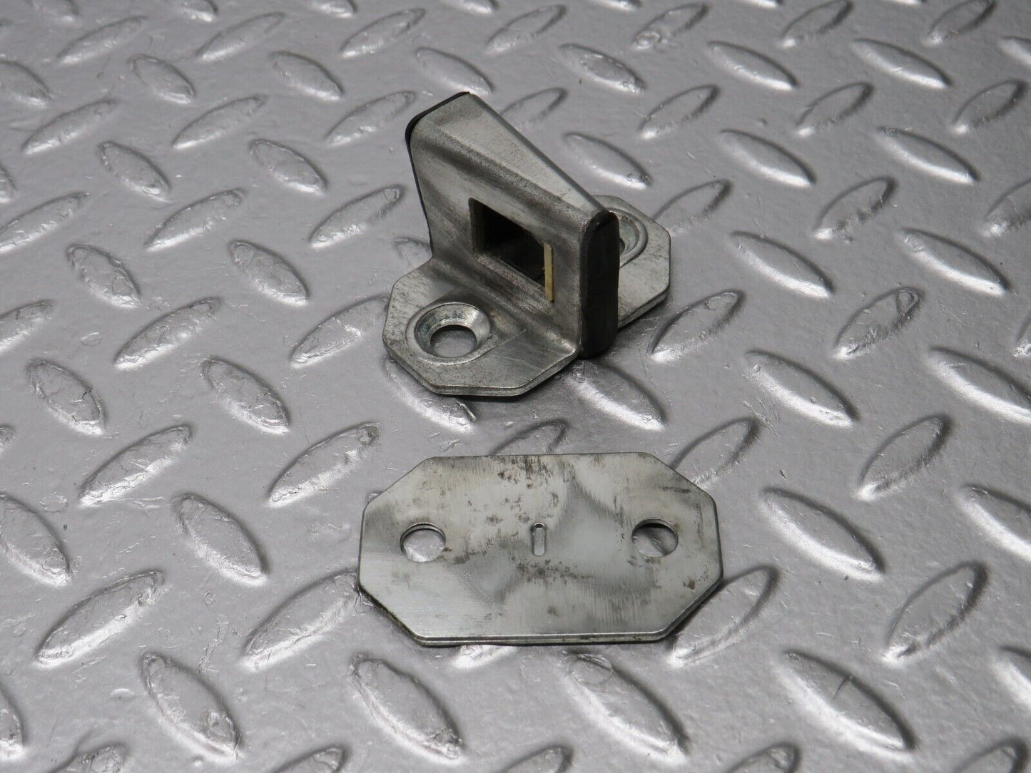 31322 Mercedes-Benz S124 220TE Wagon Door Lock Latch