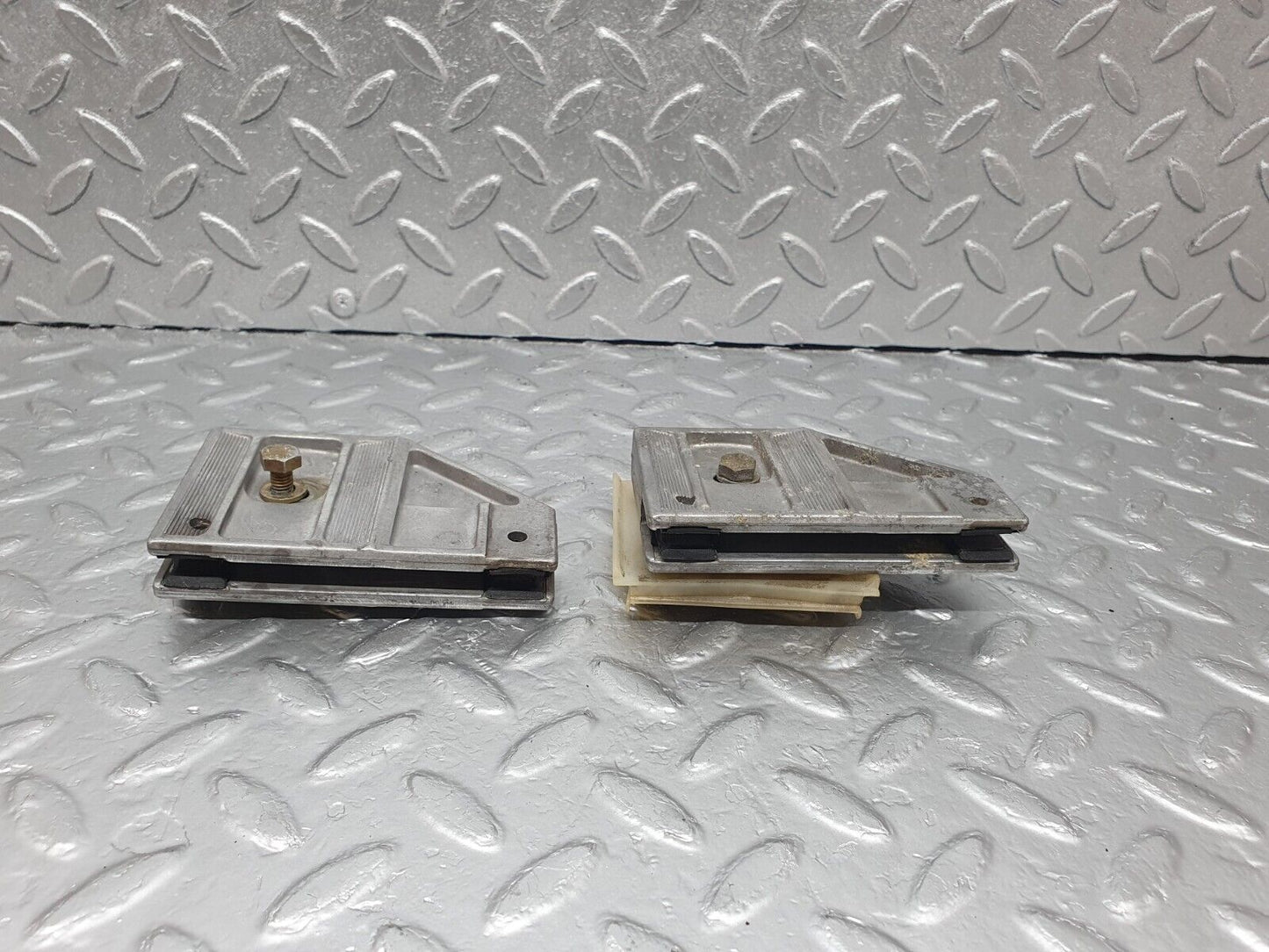 43582 Mercedes-Benz C126 380SEC Coupe Door Window Guide Bracket 1267250332