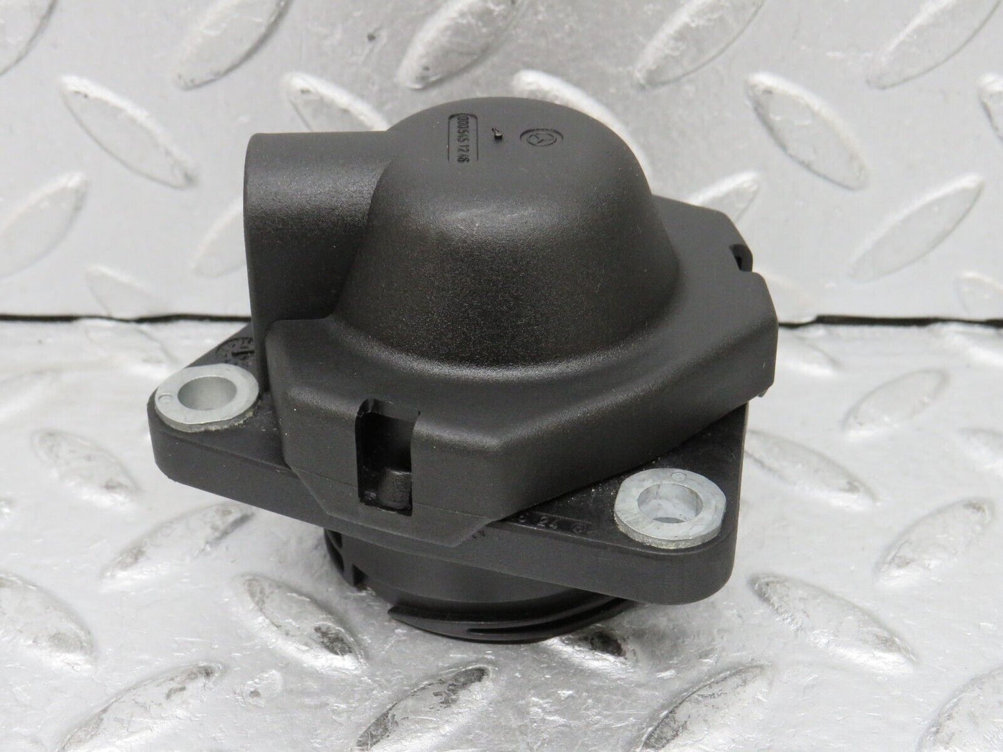 37909 Mercedes-Benz A124 320E Cabriolet Rear Axle Transfer Case Plug 0005451246