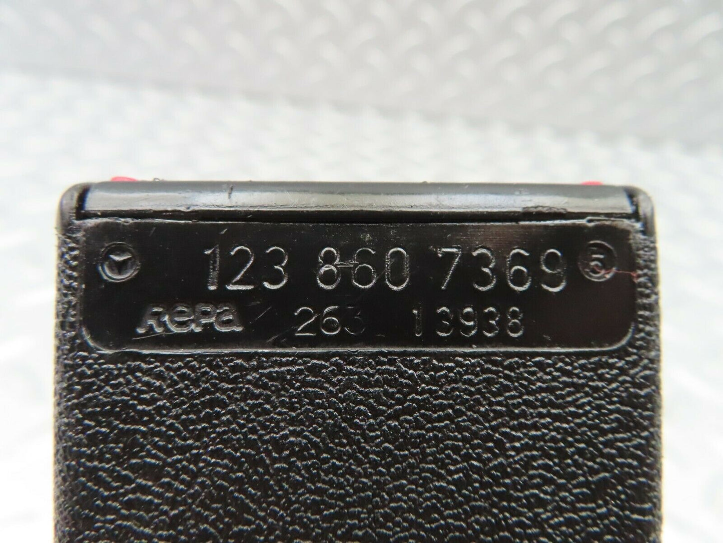 5771 Mercedes-Benz W123 200 Seat Belt Buckle Rear 1238607369