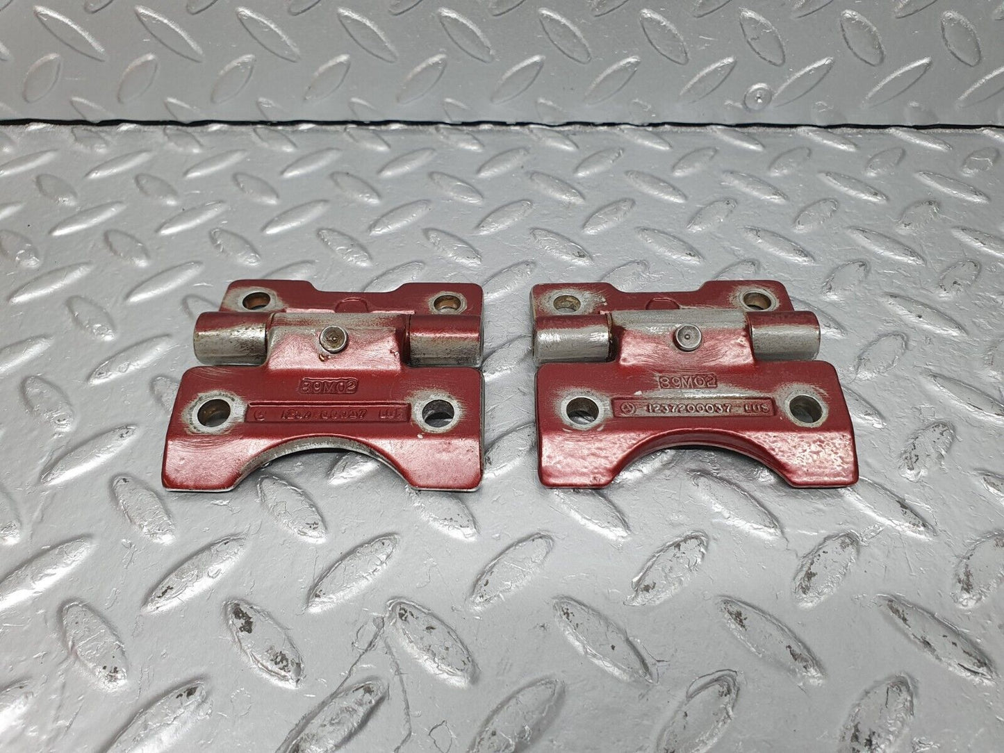 40948 Mercedes-Benz W126 300SE Door Hinge Pair Left 1237200037