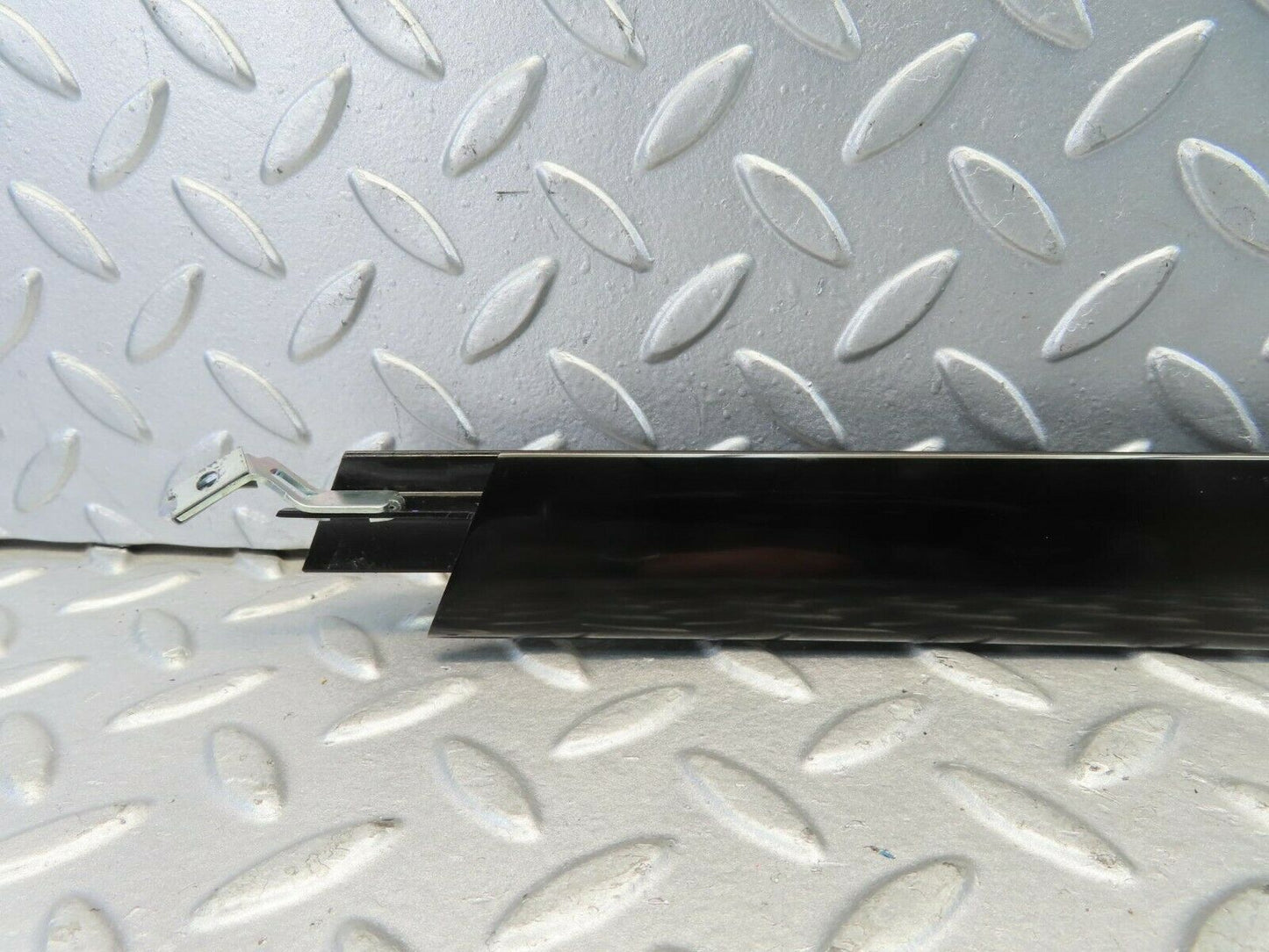 11158 Mercedes-Benz W221 S320 Rear Right Door Window Channel 2217300219