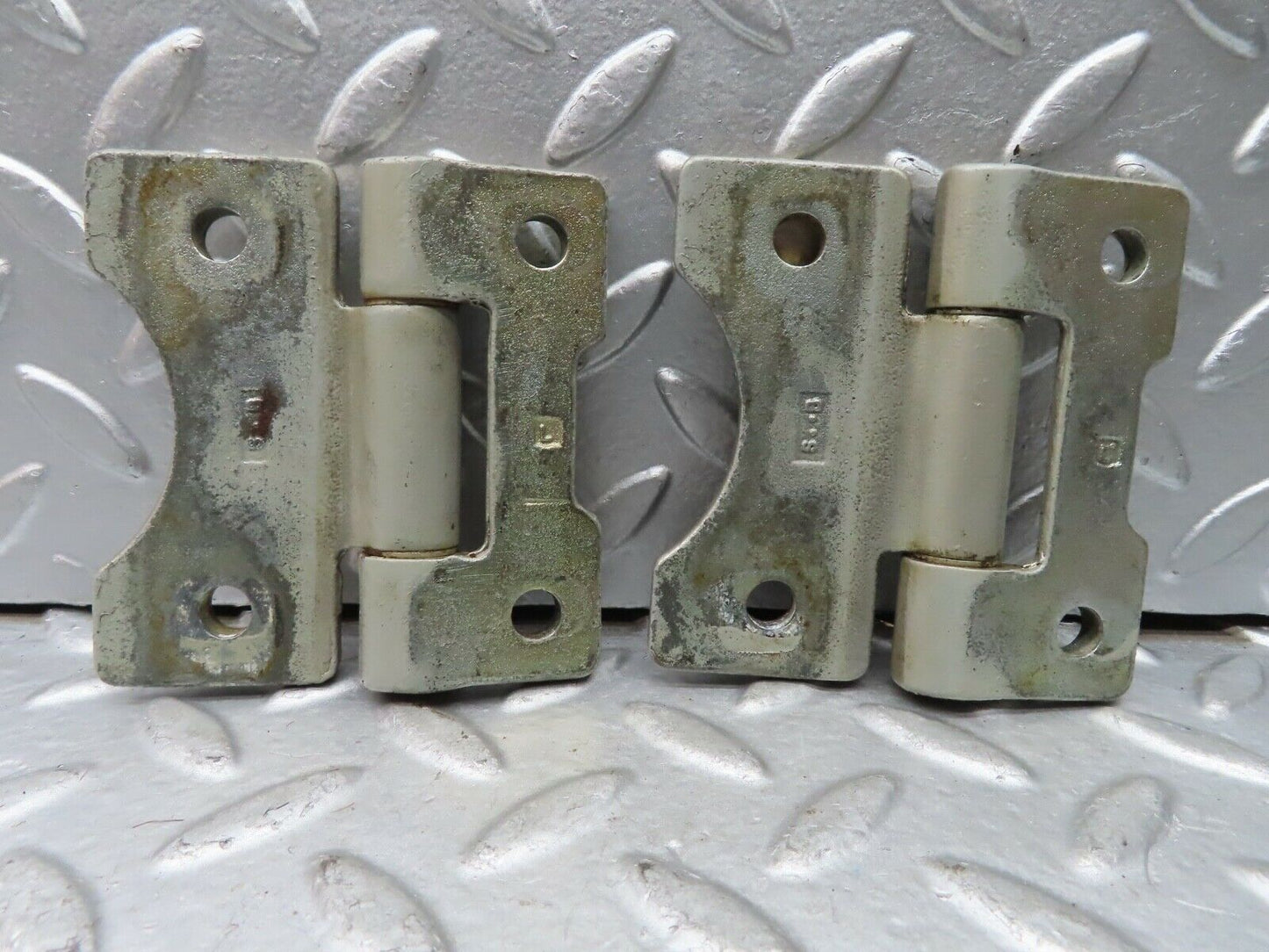 21488 Mercedes-Benz W126 300SE Door Hinges Pair 1237200037