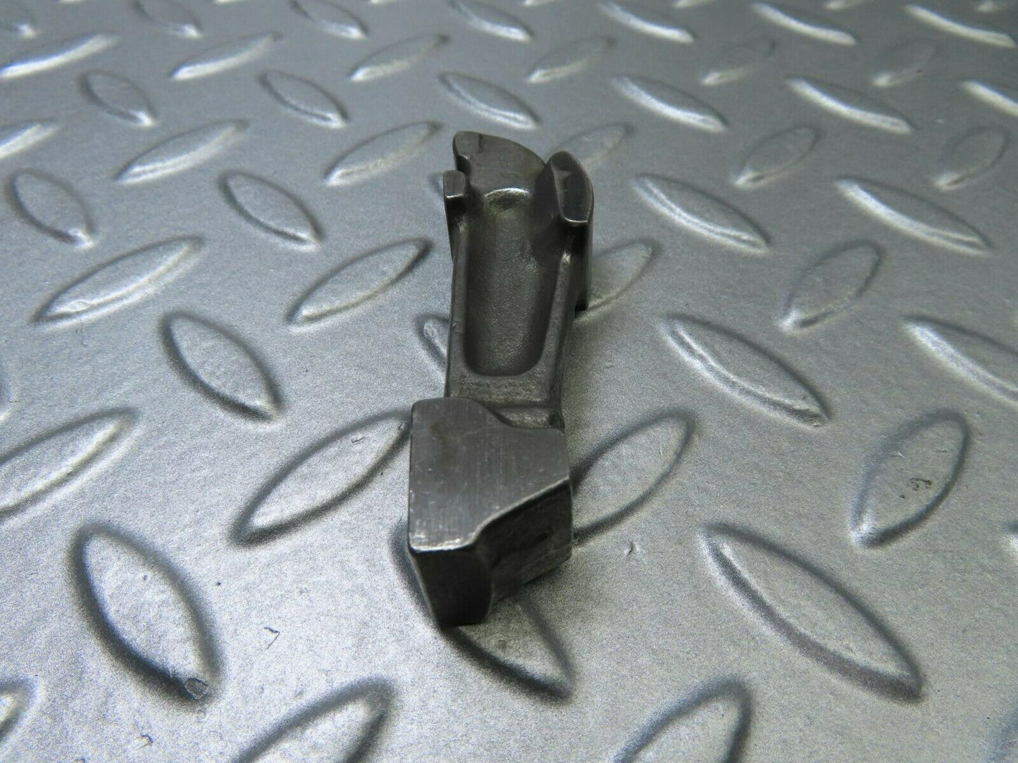 9133 Mercedes-Benz W108 Valve Rocker Arm With Retaining Spring