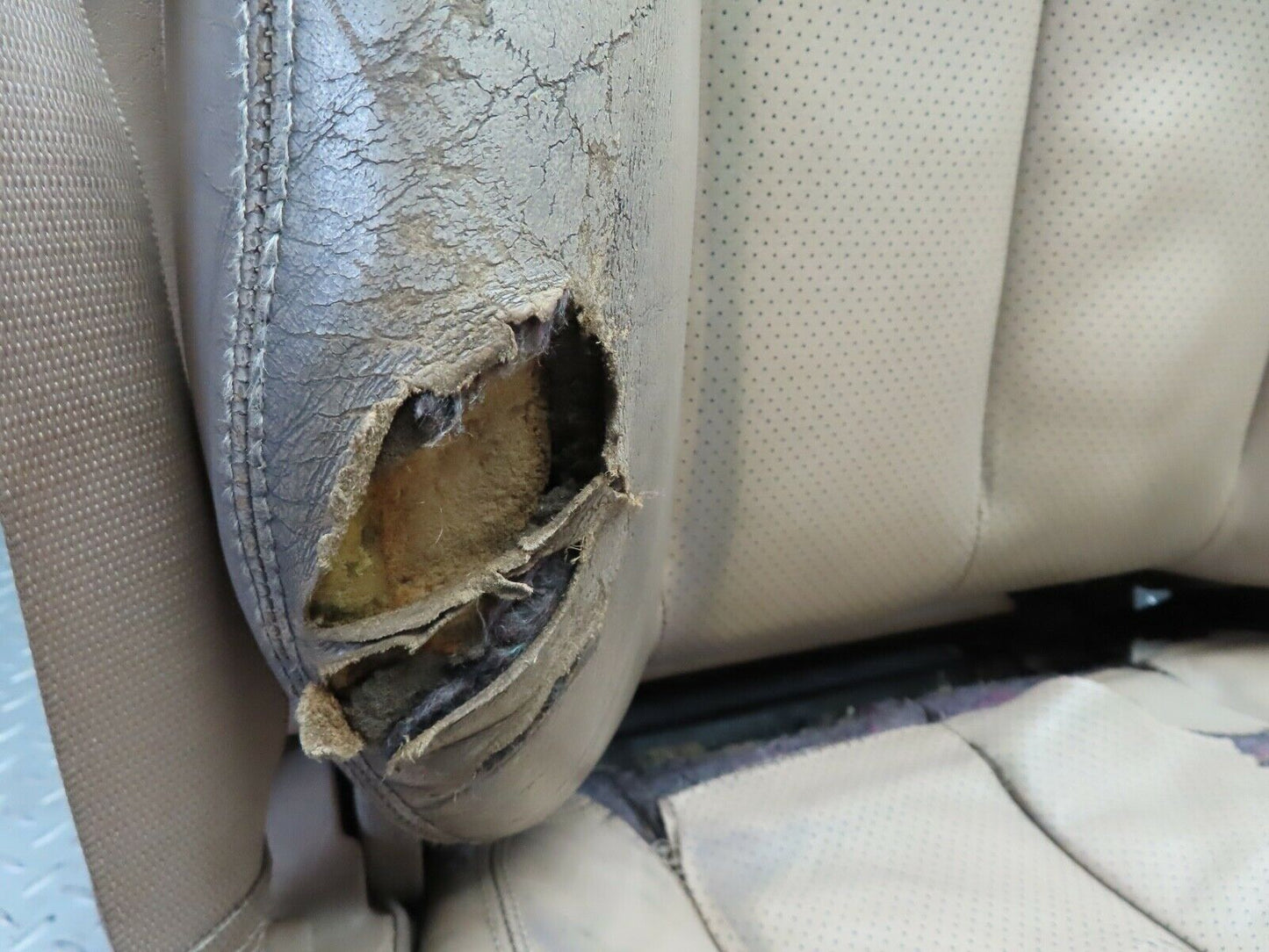 19843 Mercedes-Benz R129 300SL Coupe Electric Front Right Seat Cream Leather