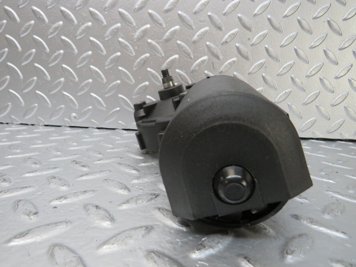 25766 Mercedes-Benz W124 280E Wiper Motor Bosch 0390241425 with cover