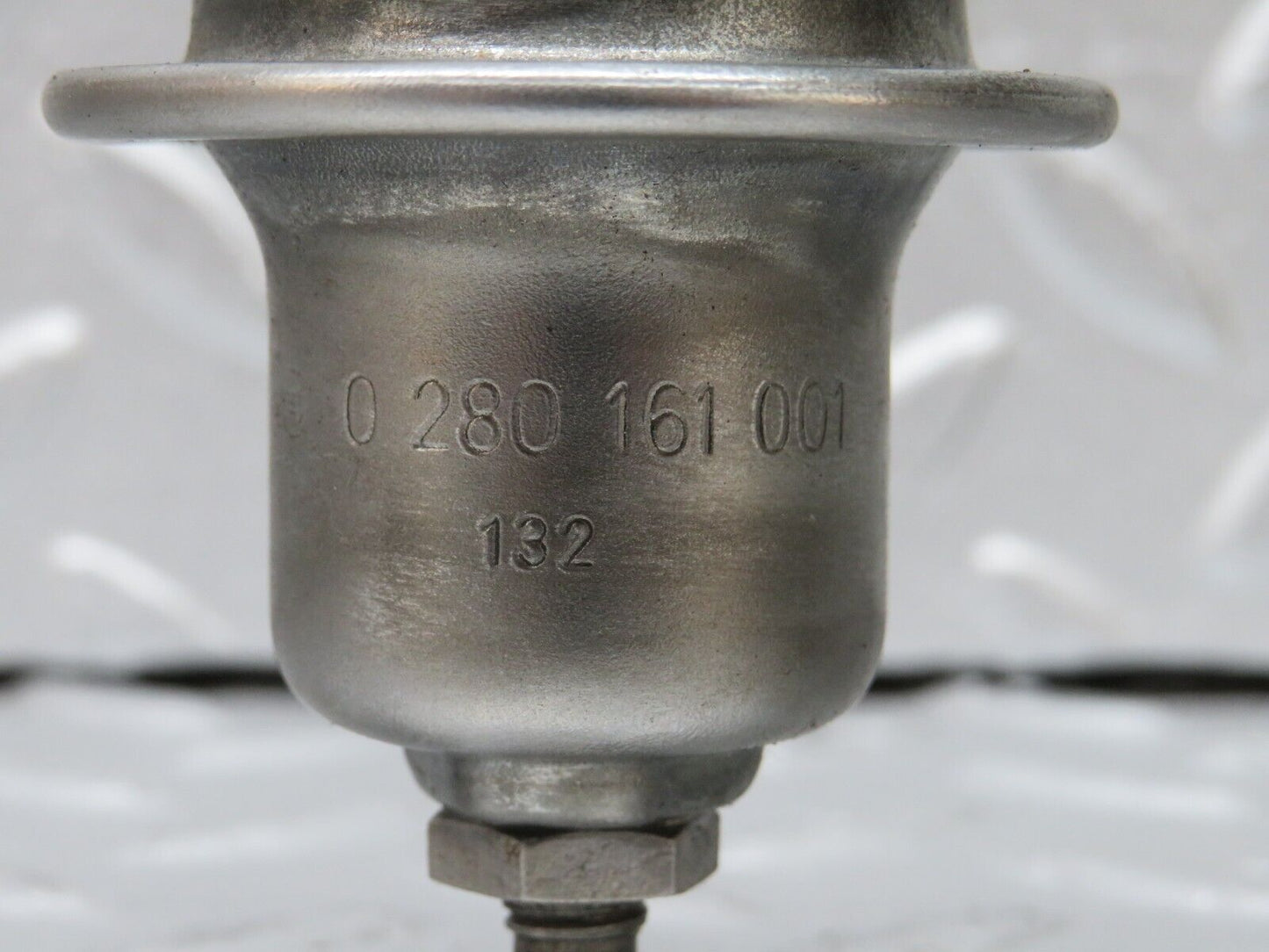 32820 Mercedes-Benz C107 R107 350 V8 Fuel Pressure Regulator Bosch 0280161001