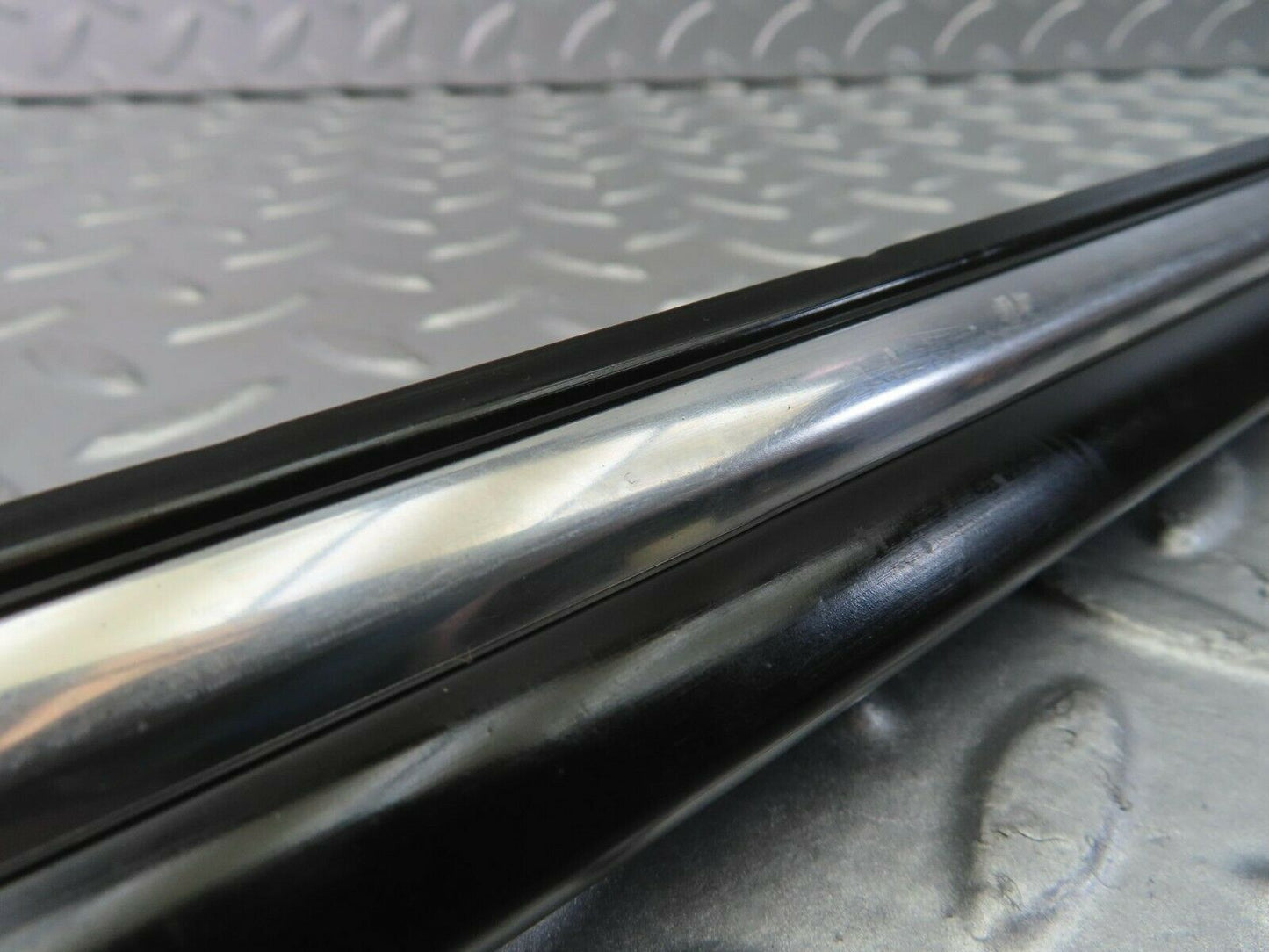 10287 Mercedes-Benz W116 Front Right Door Centre Moulding Trim