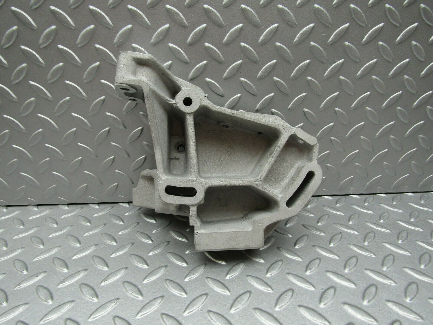 3347 Mercedes-Benz V123 240D LWB Power Steering Pump Bracket 6172360030