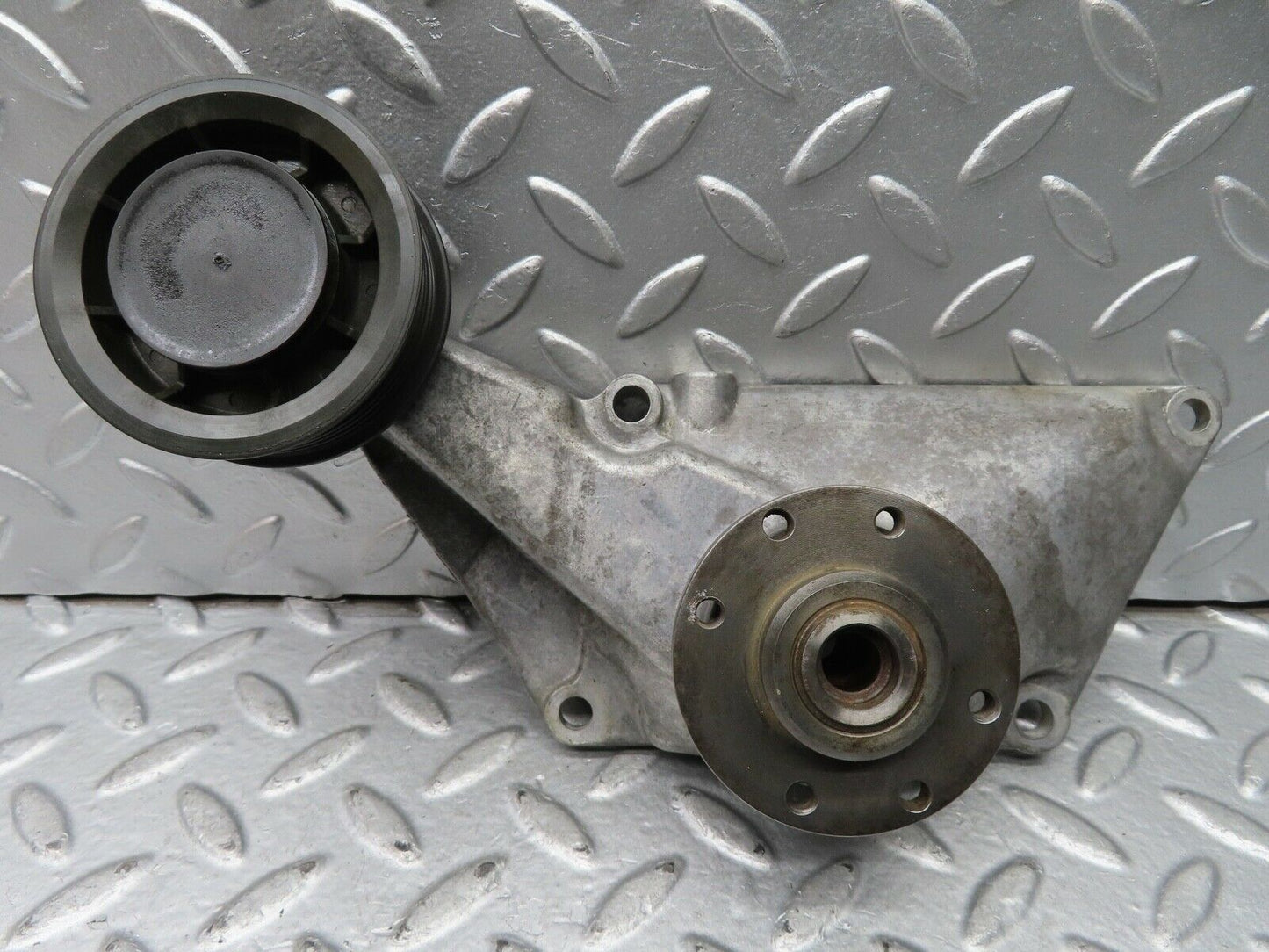 21713 Mercedes-Benz W126 300SE Engine Cooling Fan Clutch Bracket 1032050805