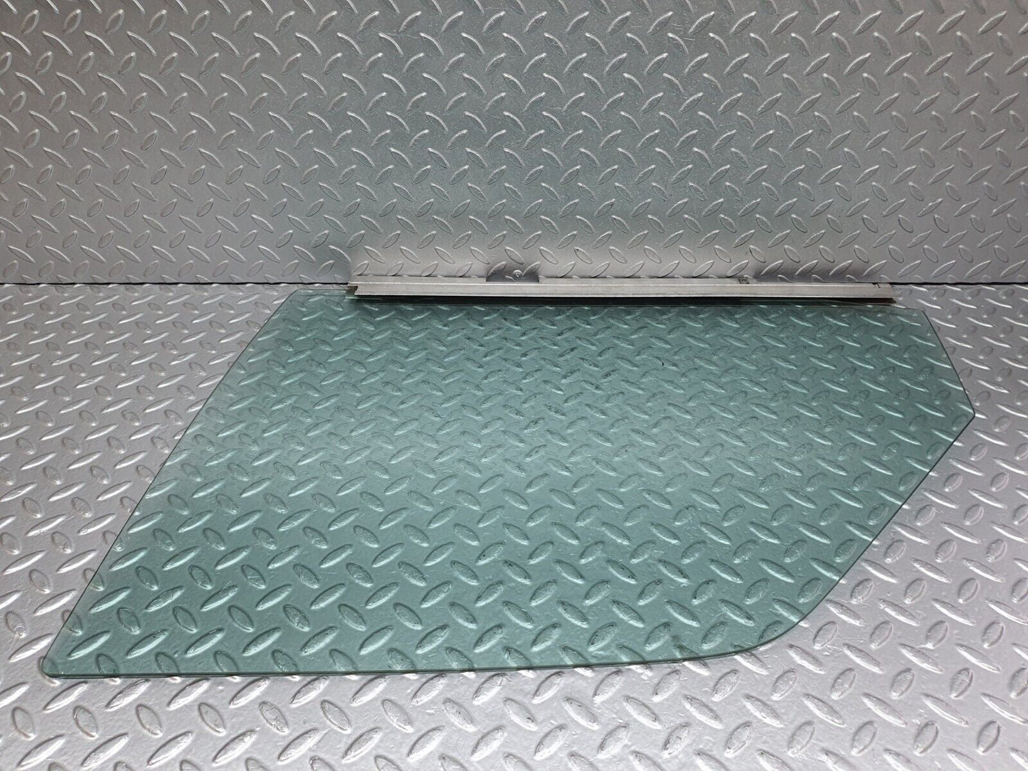41131 Mercedes-Benz W126 300SE Front Right Door Window Glass