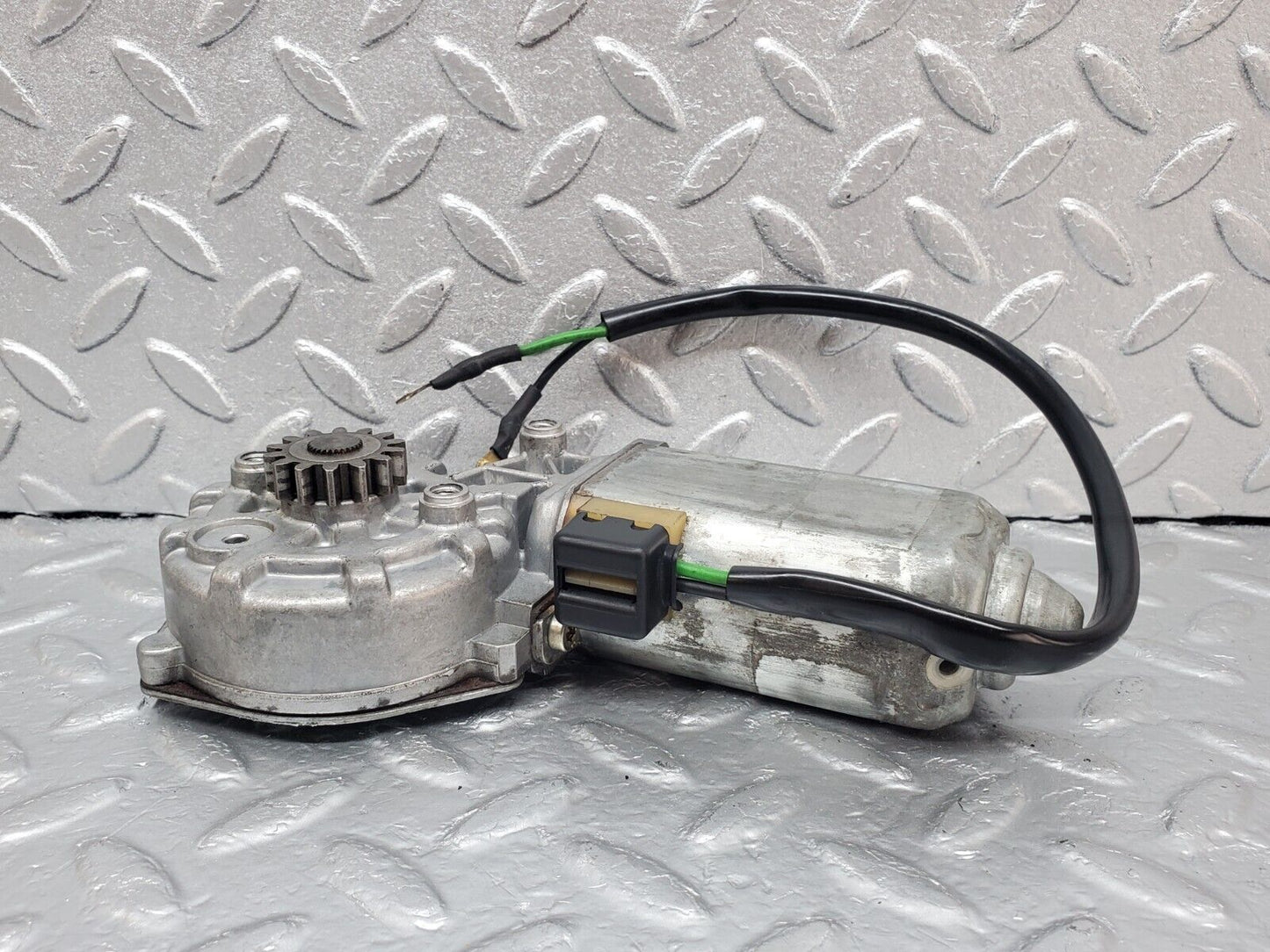 44292 Mercedes-Benz W123 280E Front Right Window Regulator Motor 0130821019
