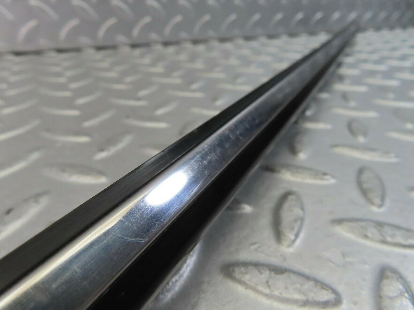 10267 Mercedes-Benz W123 Front Left Fender Centre Moulding Trim