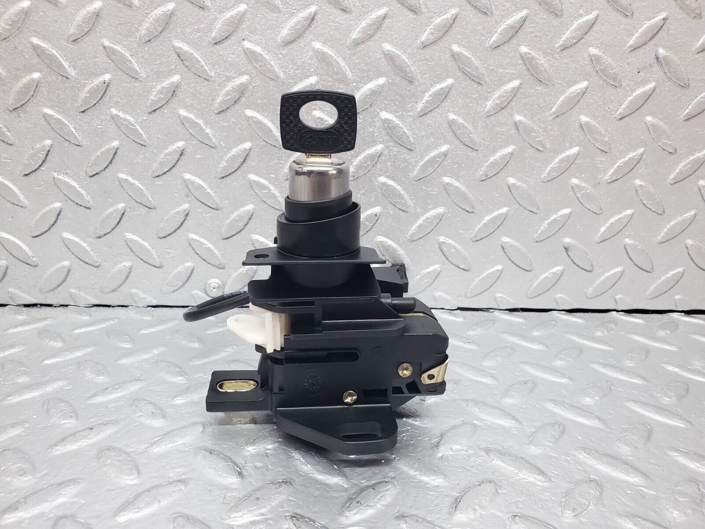 44802 Mercedes-Benz W124 220E Trunk Lock With Key 1248209610