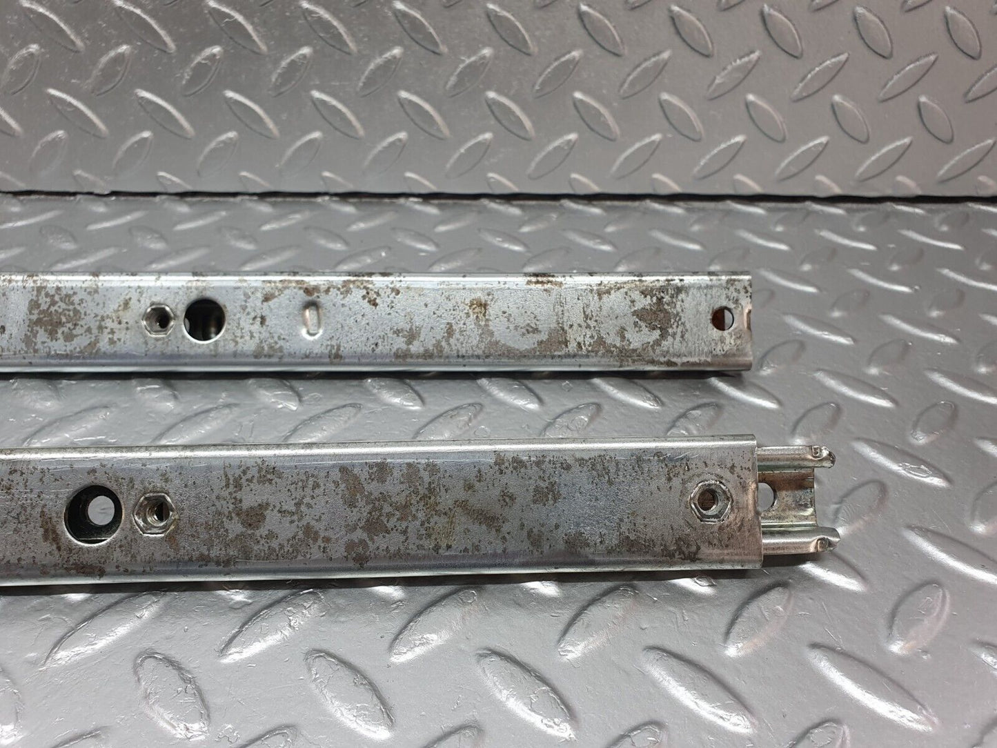 40791 Mercedes-Benz W123 300D Front Right Seat Rail Pair