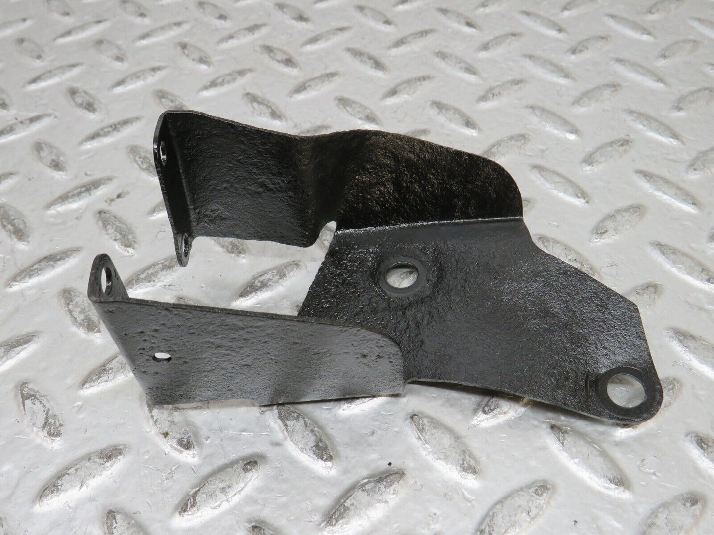 28487 Mercedes-Benz S123 240D Wagon Suspension Levelling Valve Bracket