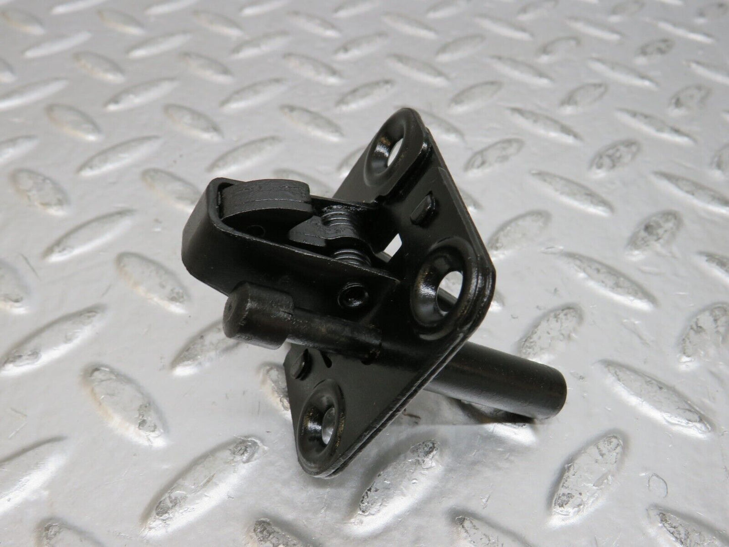25418 Mercedes-Benz W123 200 Bonnet Lock Catch