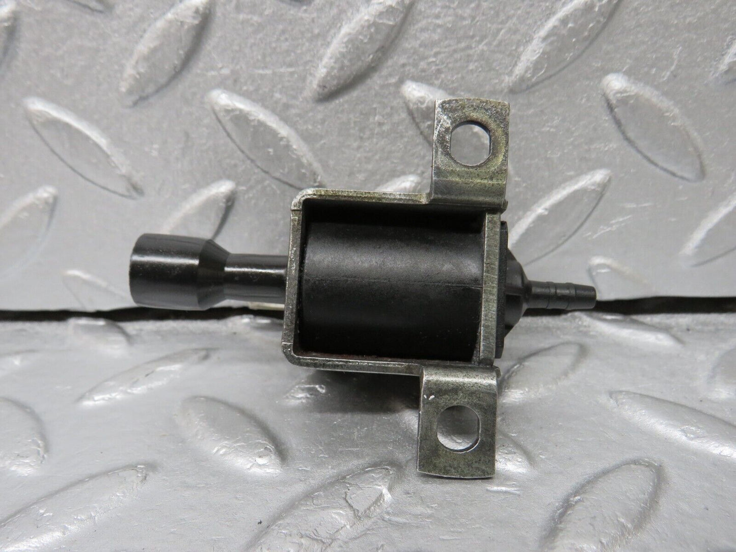 38070 Mercedes-Benz A124 320E Cabriolet Vacuum Control Valve 001540869