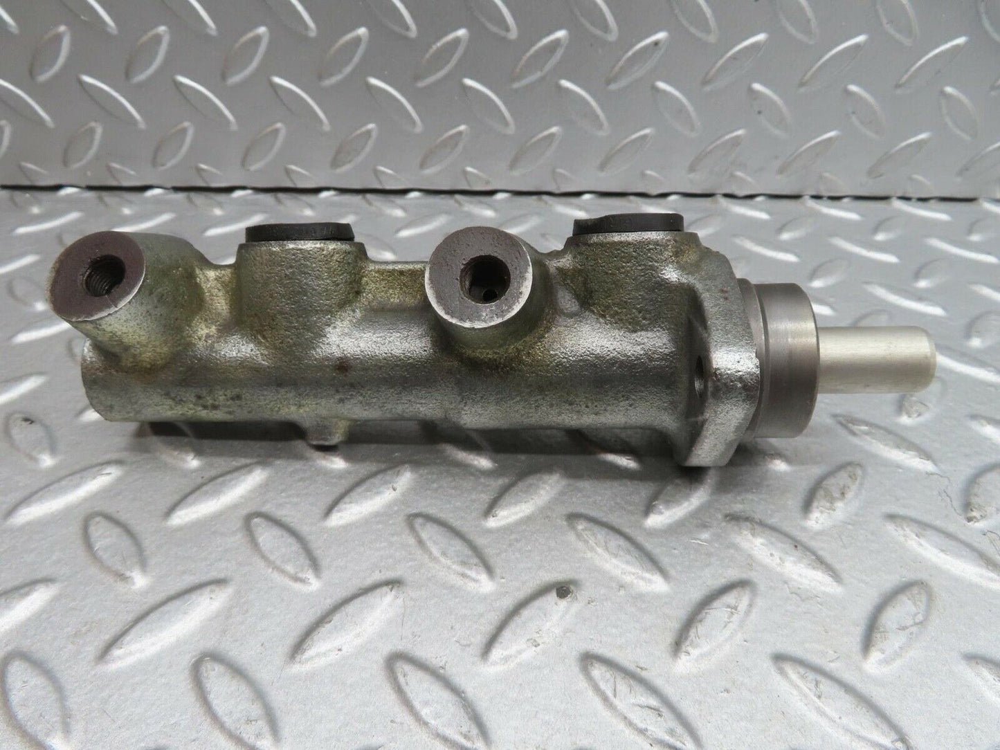 13895 Mercedes-Benz C107 280SLC Brake Master Cylinder Lucas