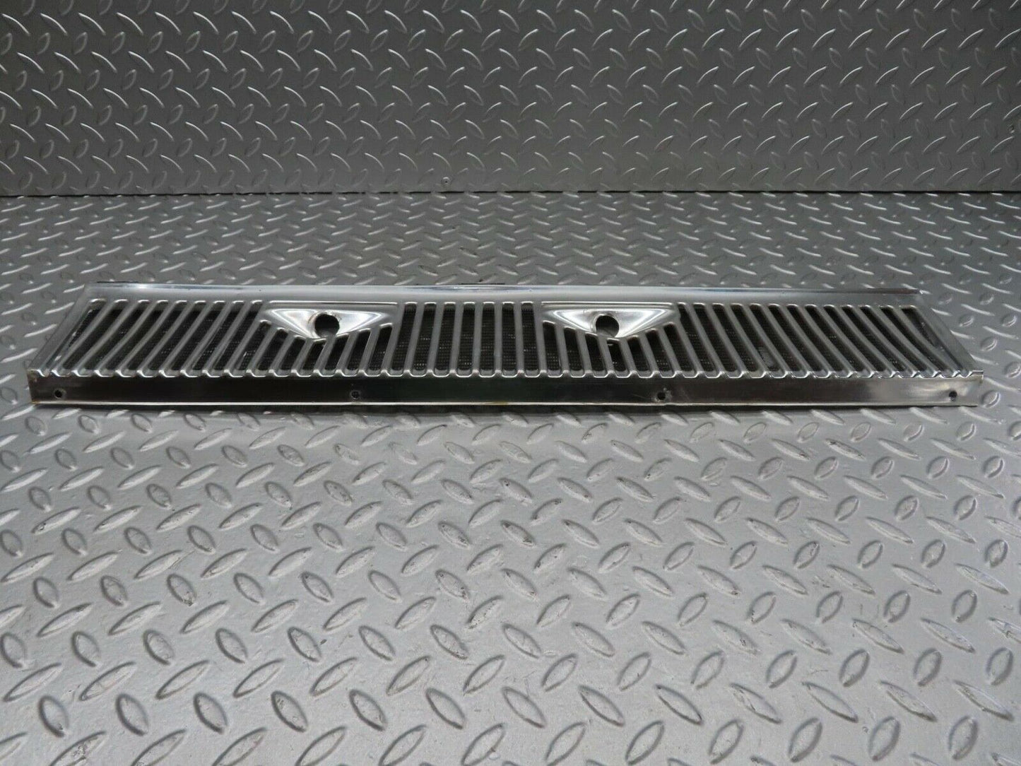 14208 Mercedes-Benz W116 350SE Air Intake Chrome Grill