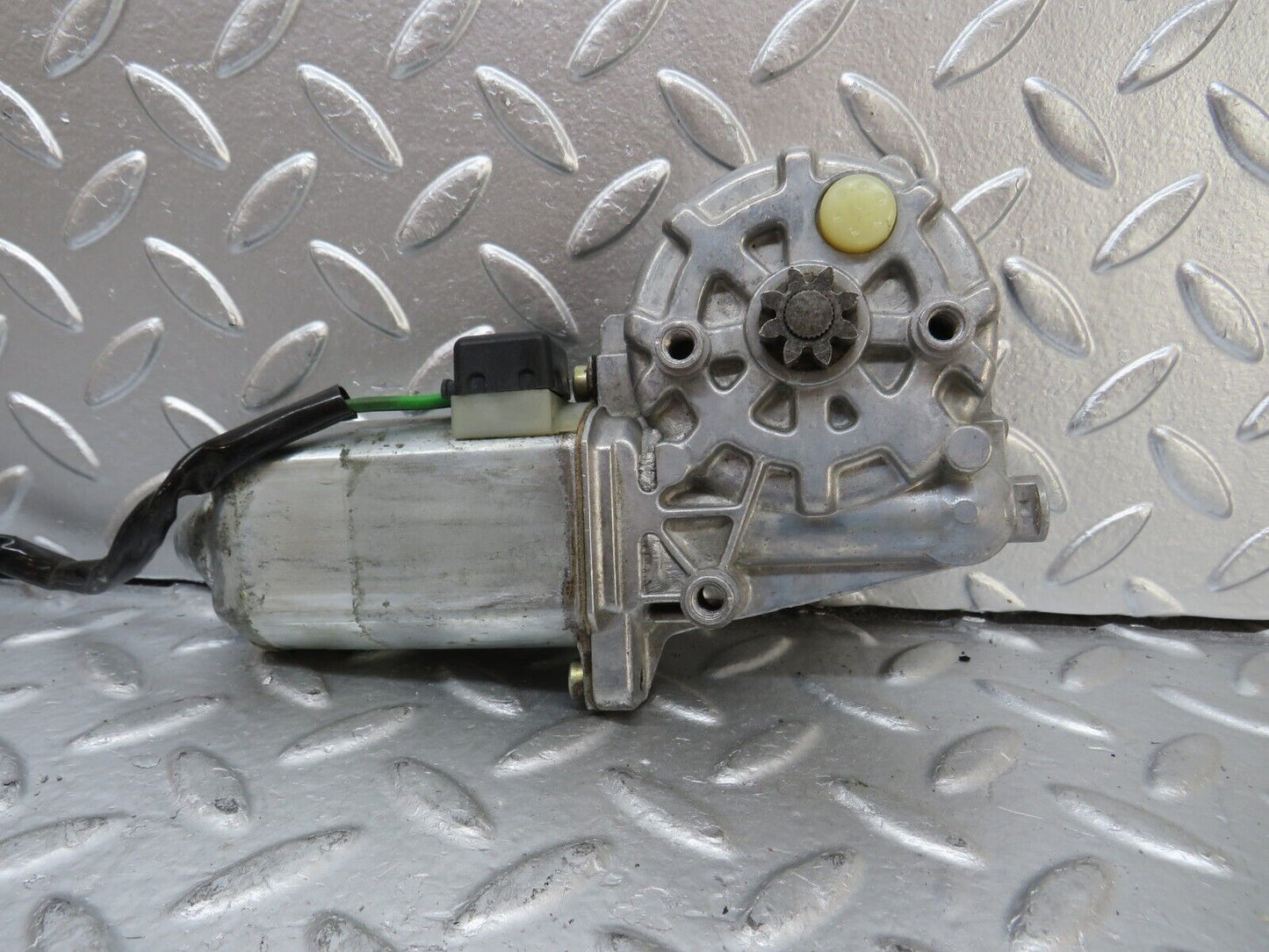 25090 Mercedes-Benz C107 Rear Left Window Regulator Motor 0130821017