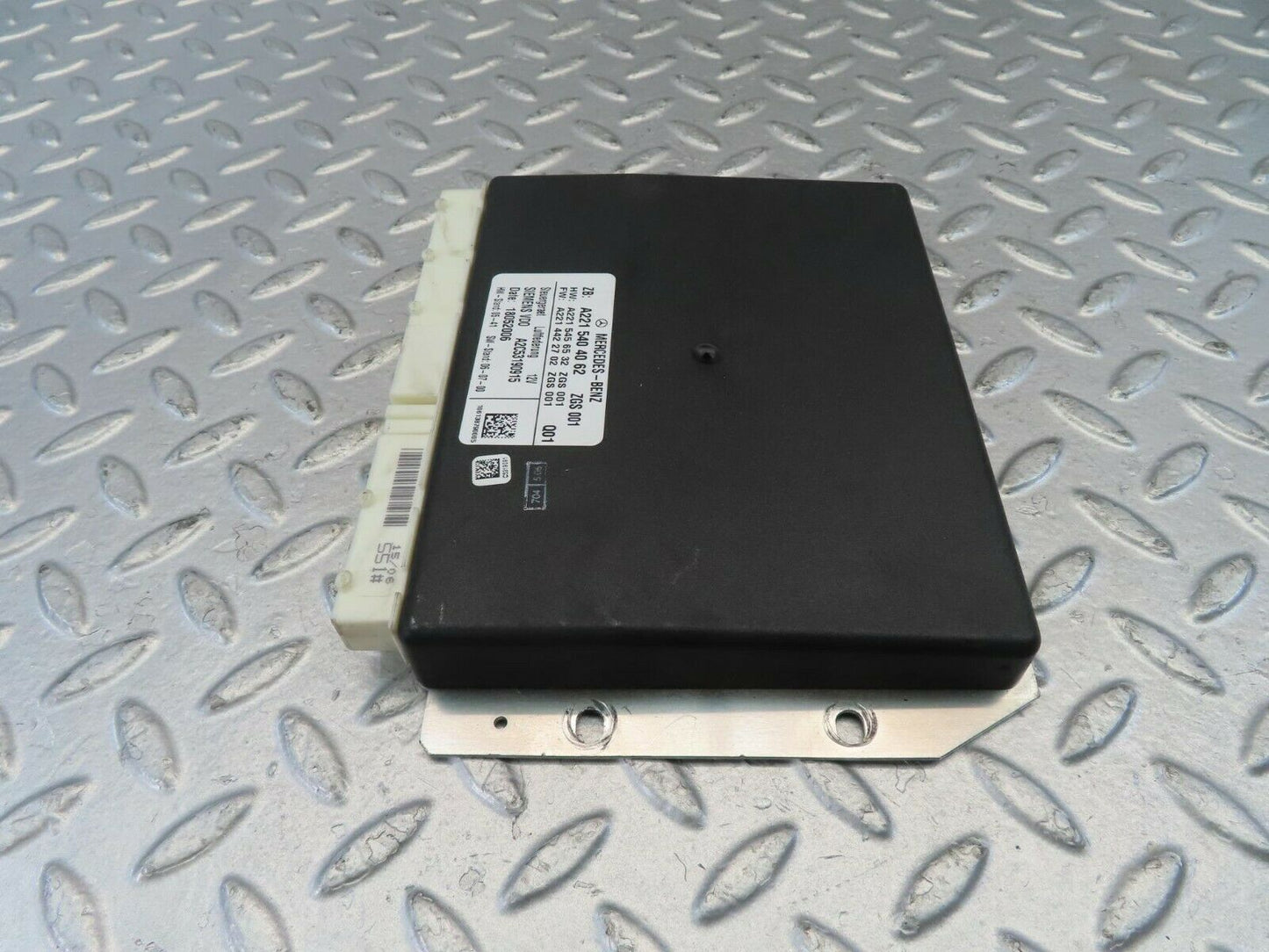 11127 Mercedes-Benz W221 S320 Air Suspension Control Module 2215404062