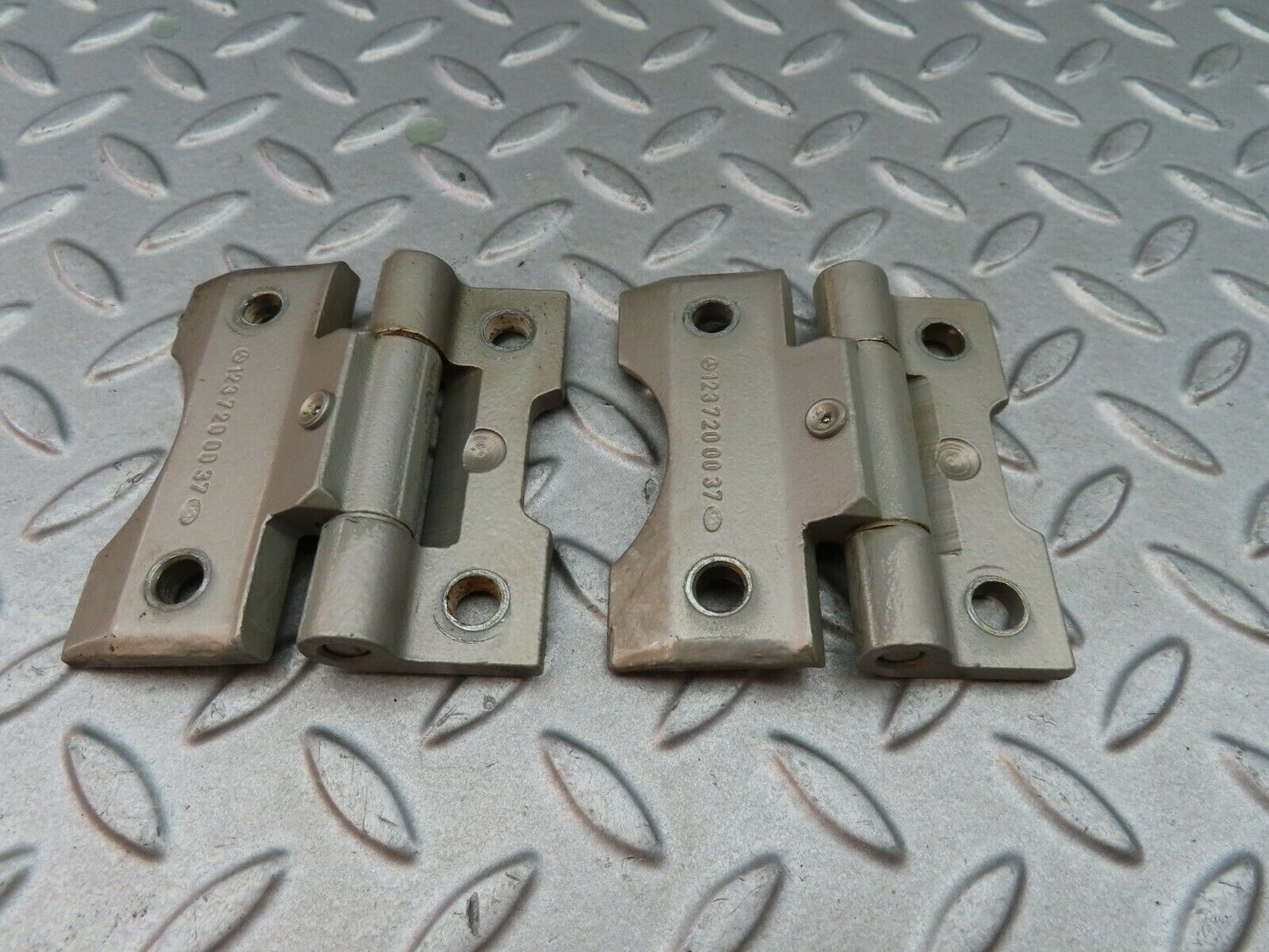 6245 Mercedes-Benz W126 380SE Door Hinge Front Right Pair 1237200037