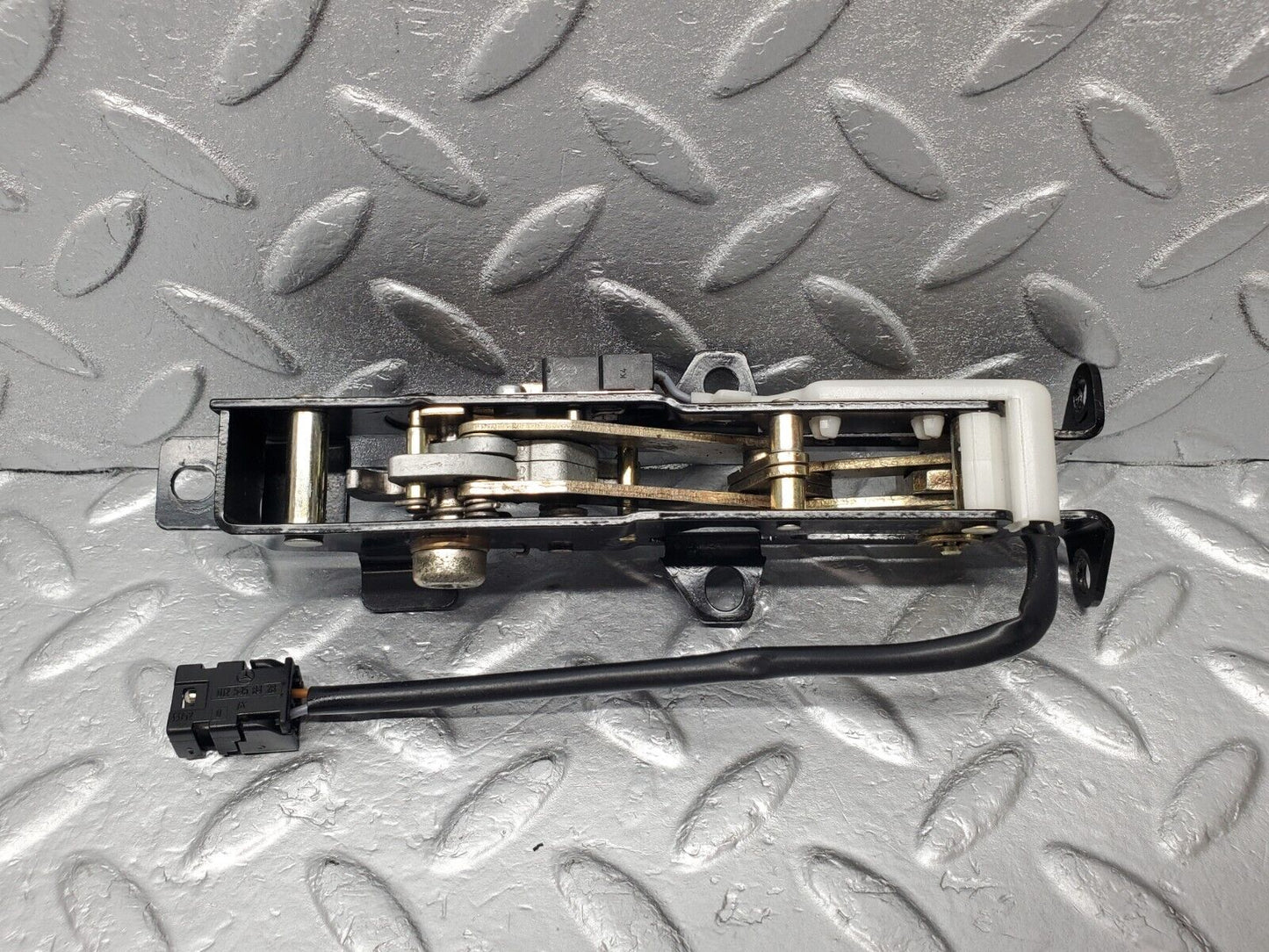 46943 Mercedes-Benz R129 320SL Coupe Soft Top Lock Latch Right 1298000874 1298211051