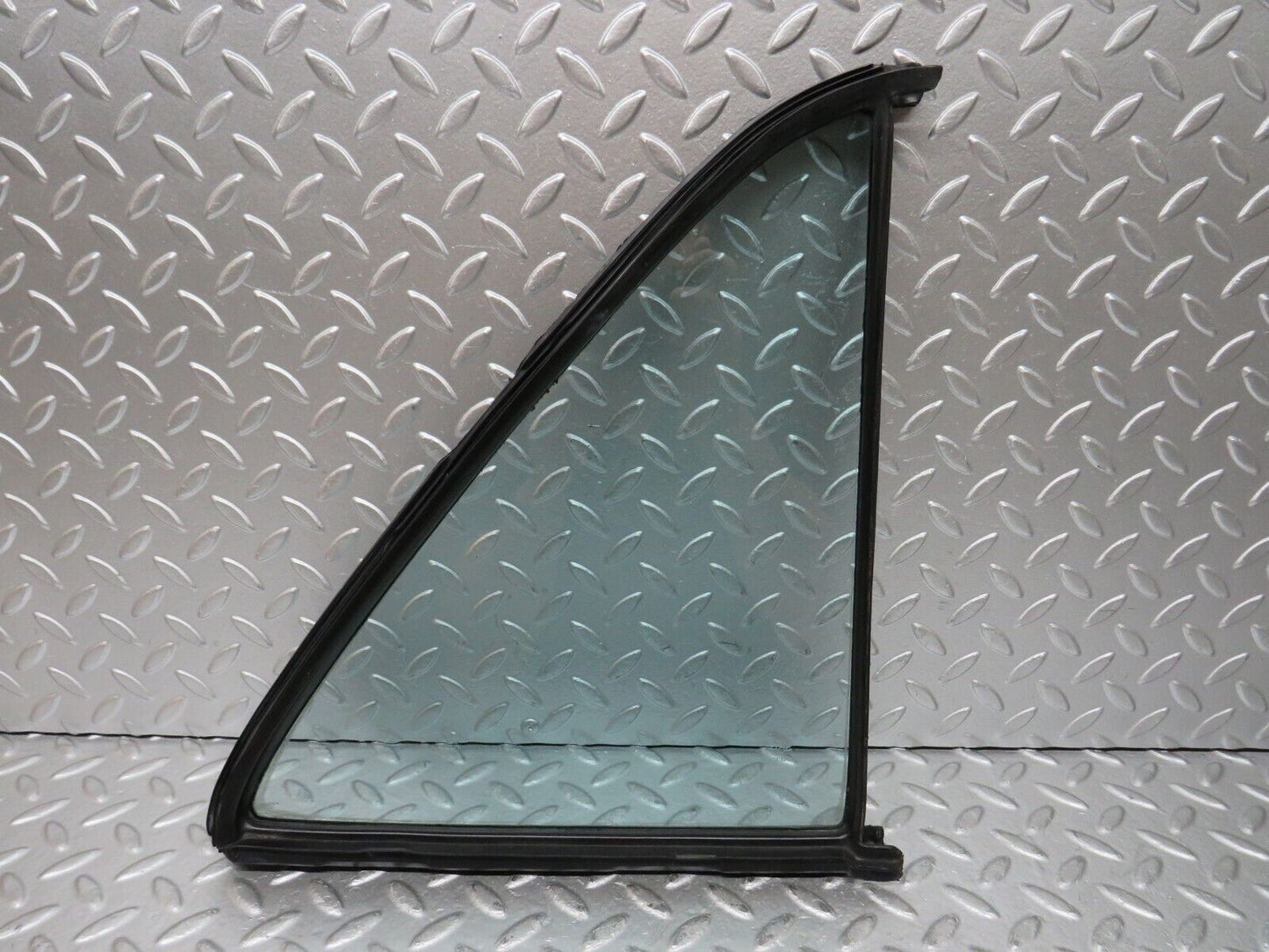 26829 Mercedes-Benz W123 240D Rear Left Quarter Glass