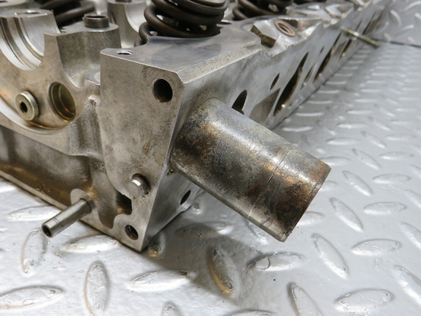 32692 Mercedes-Benz S124 300TE Wagon Cylinder Head 1030161001