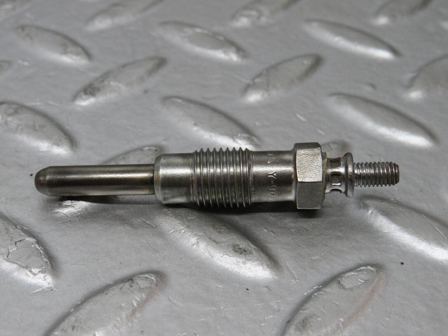 32895 Mercedes-Benz W123 300D Glow Plug Bosch Y-902R 046