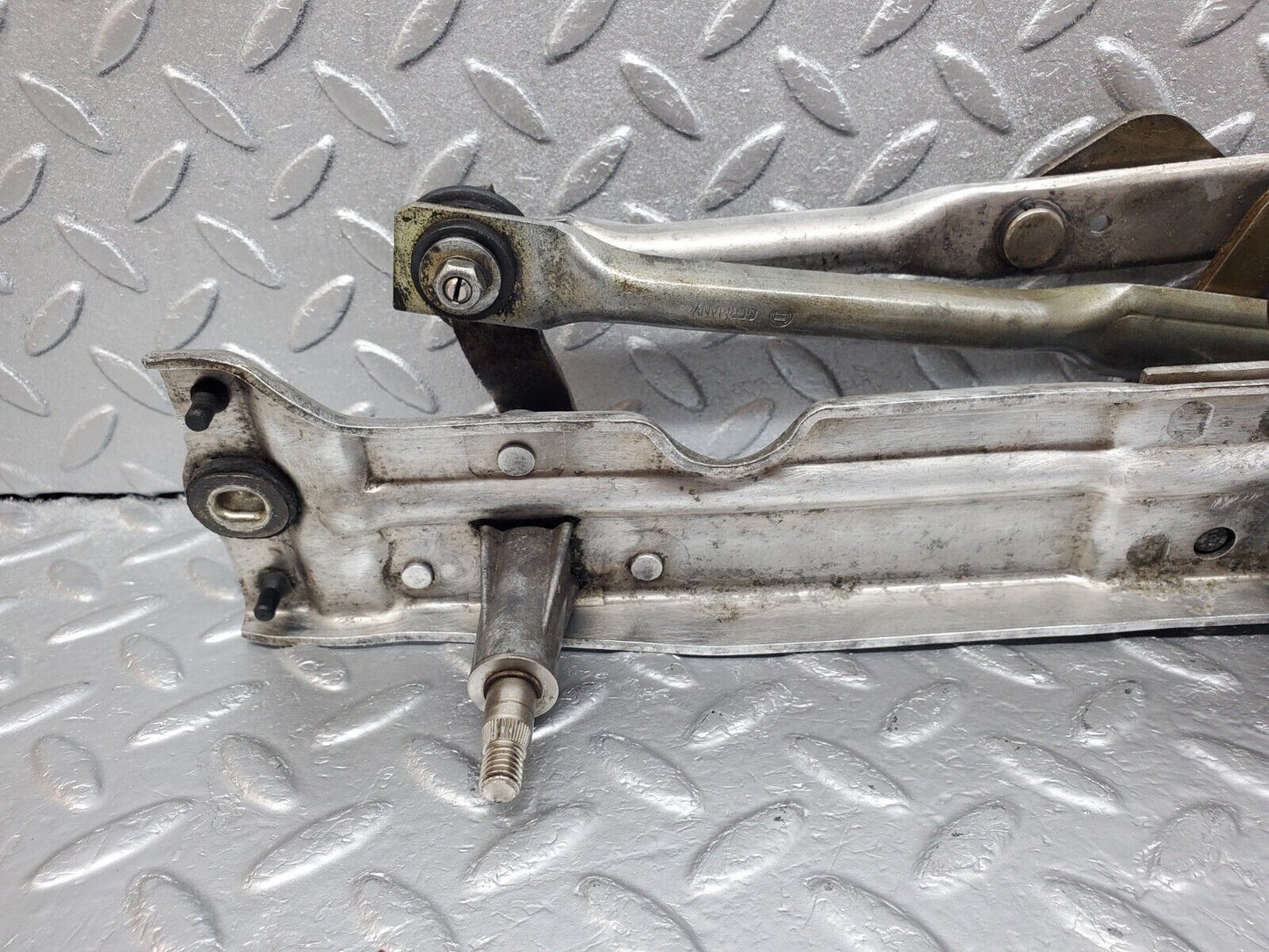 45819 Mercedes-Benz W126 420SE Windscreen Wiper Mechanism Linkage 1268206042