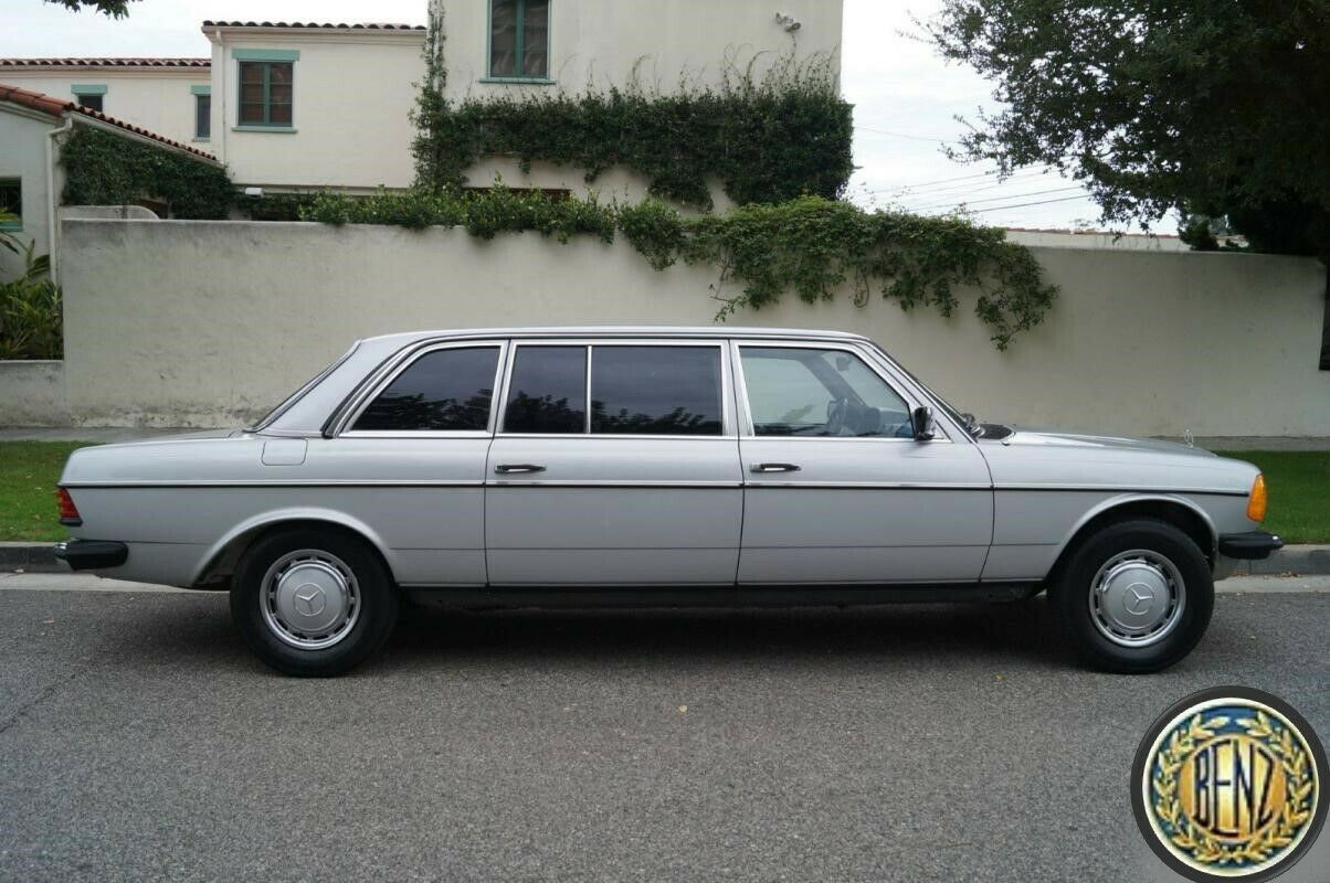 1344 Mercedes-Benz W123 240D Centre Console Blue