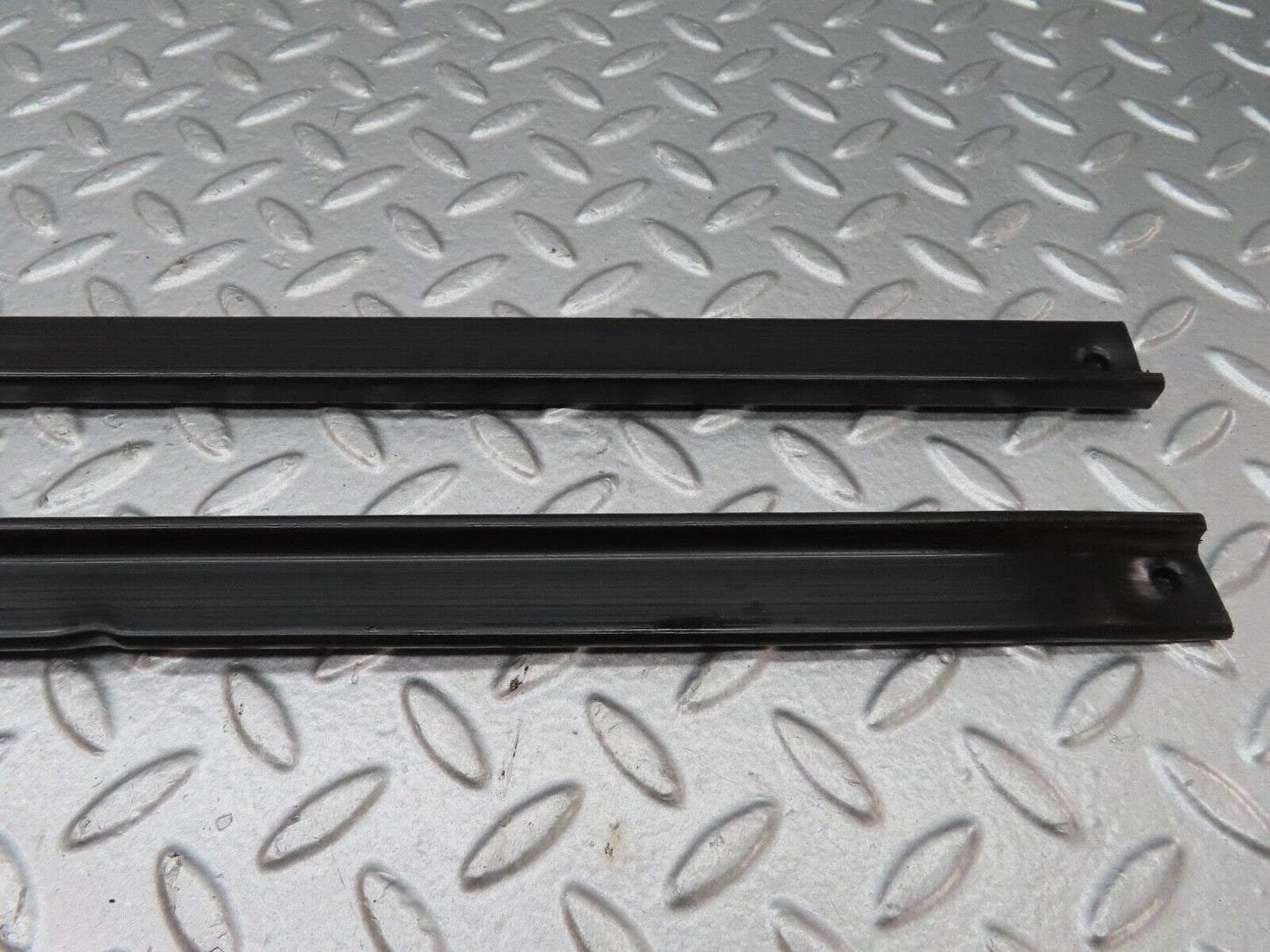 18148 Mercedes-Benz W123 200 Seat Belt Runner