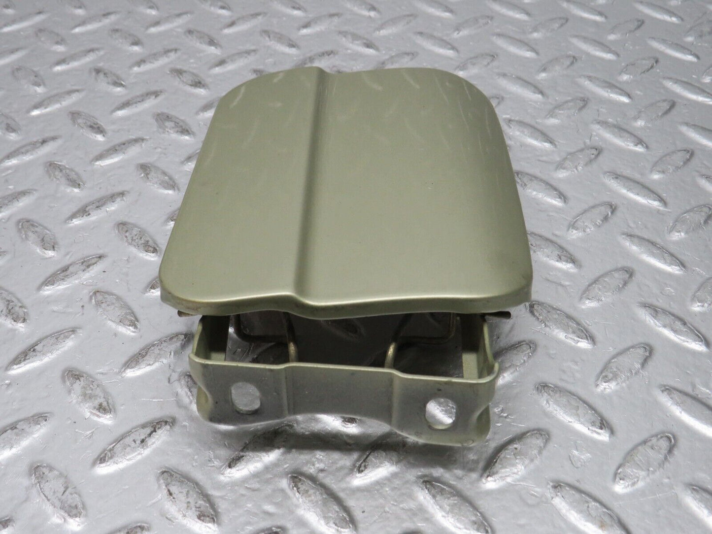 0565 Mercedes-Benz W123 230E Fuel Tank Flap Cap 1235840039