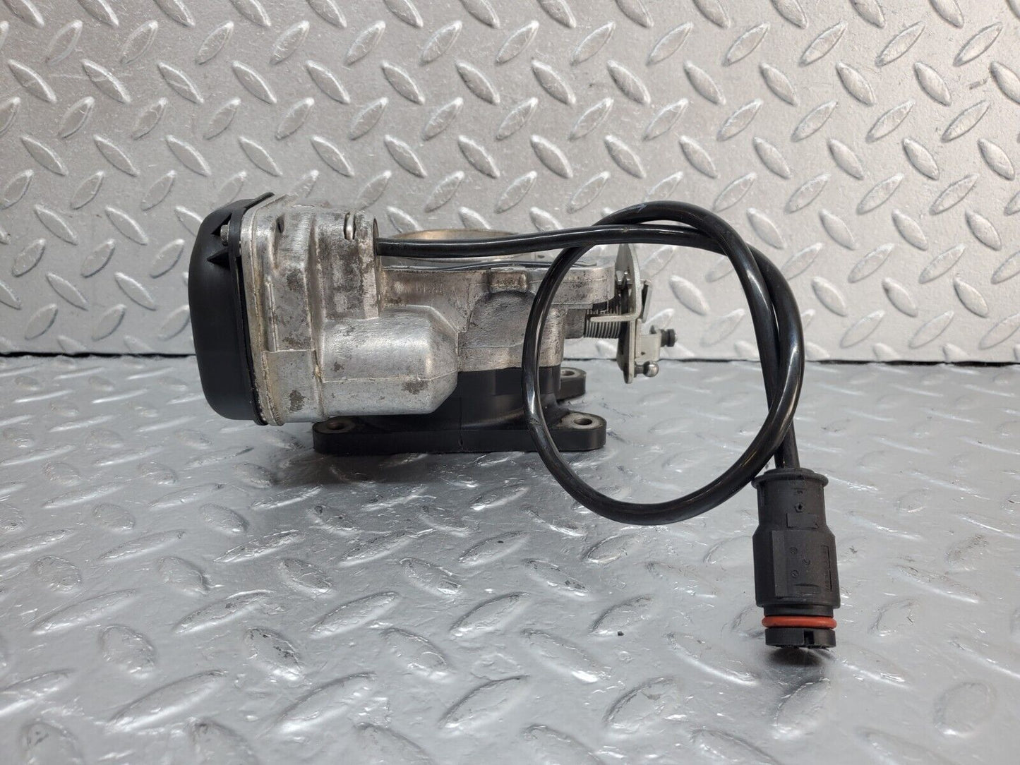 44844 Mercedes-Benz W124 220E Throttle Body Valve 1111400144