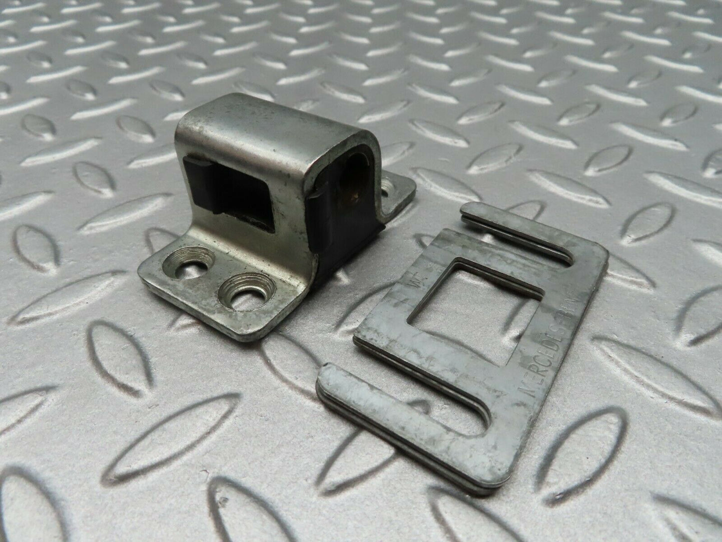3722 Mercedes-Benz S123 200T Wagon Door Lock Latch Left Side